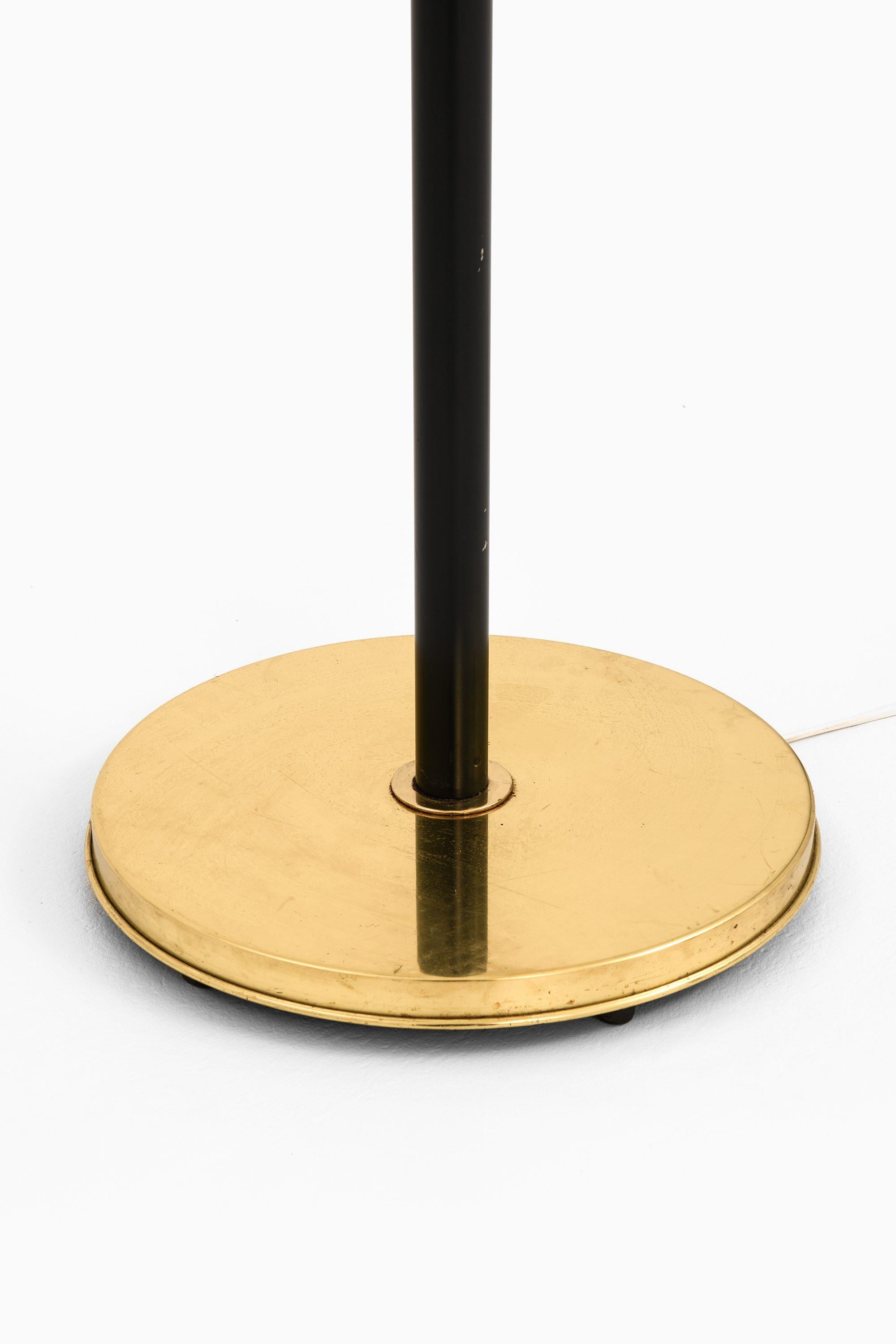 Floor Lamp in Brass, Black Metal and Original Shades by Josef Frank, 1938 In Good Condition For Sale In Limhamn, Skåne län