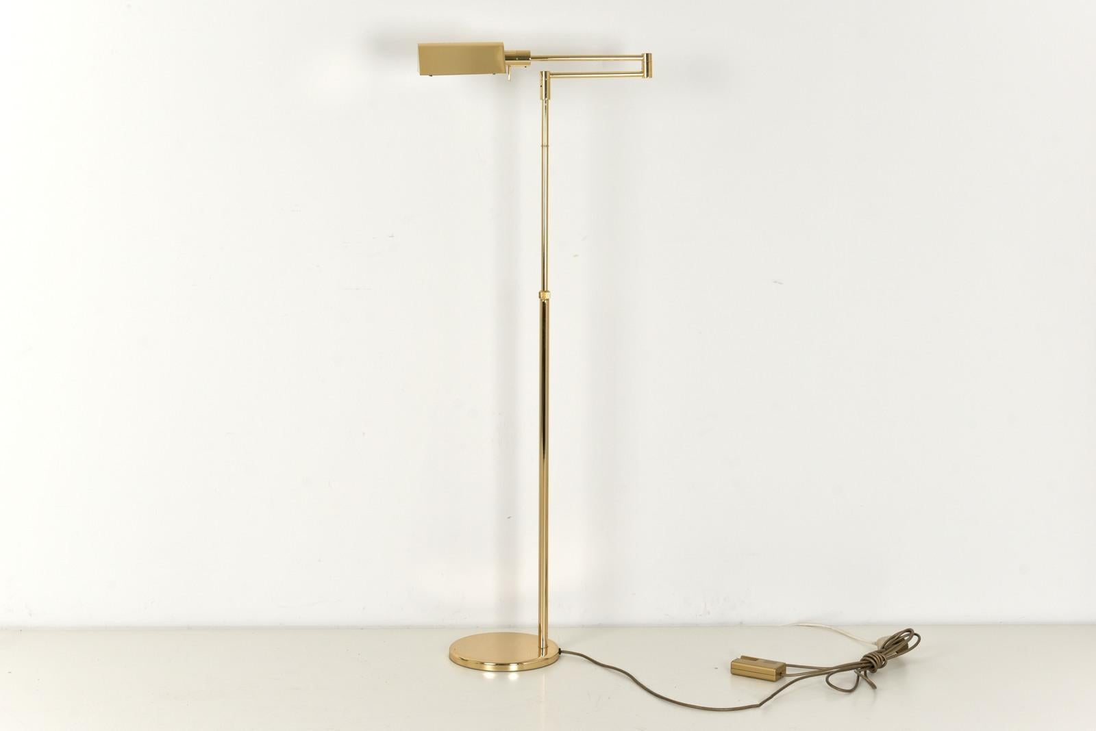 Floor Lamp in Brass by Fratelli Martini, Italy - 1970s  In Good Condition For Sale In Berlin, DE