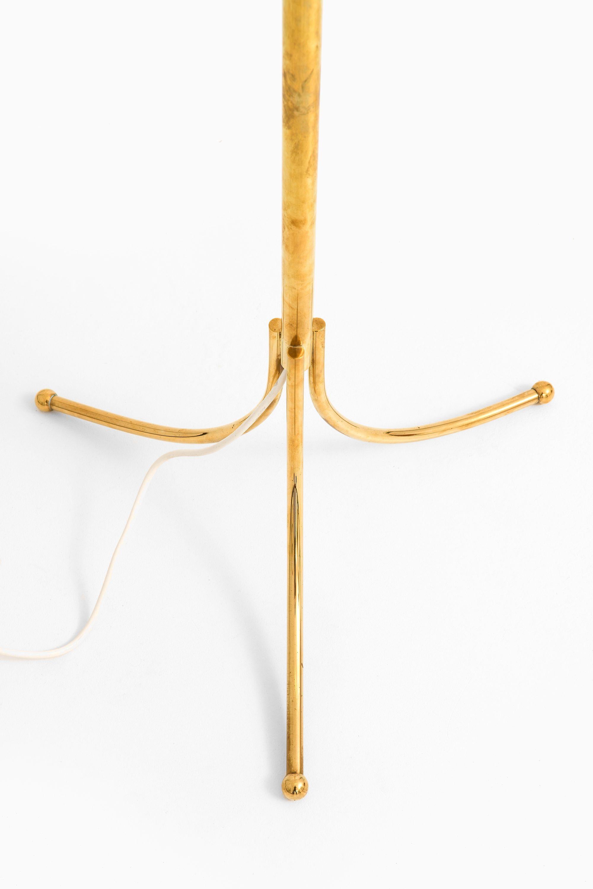 Floor Lamp in Brass By Josef Frank, 1950's In Good Condition For Sale In Limhamn, Skåne län
