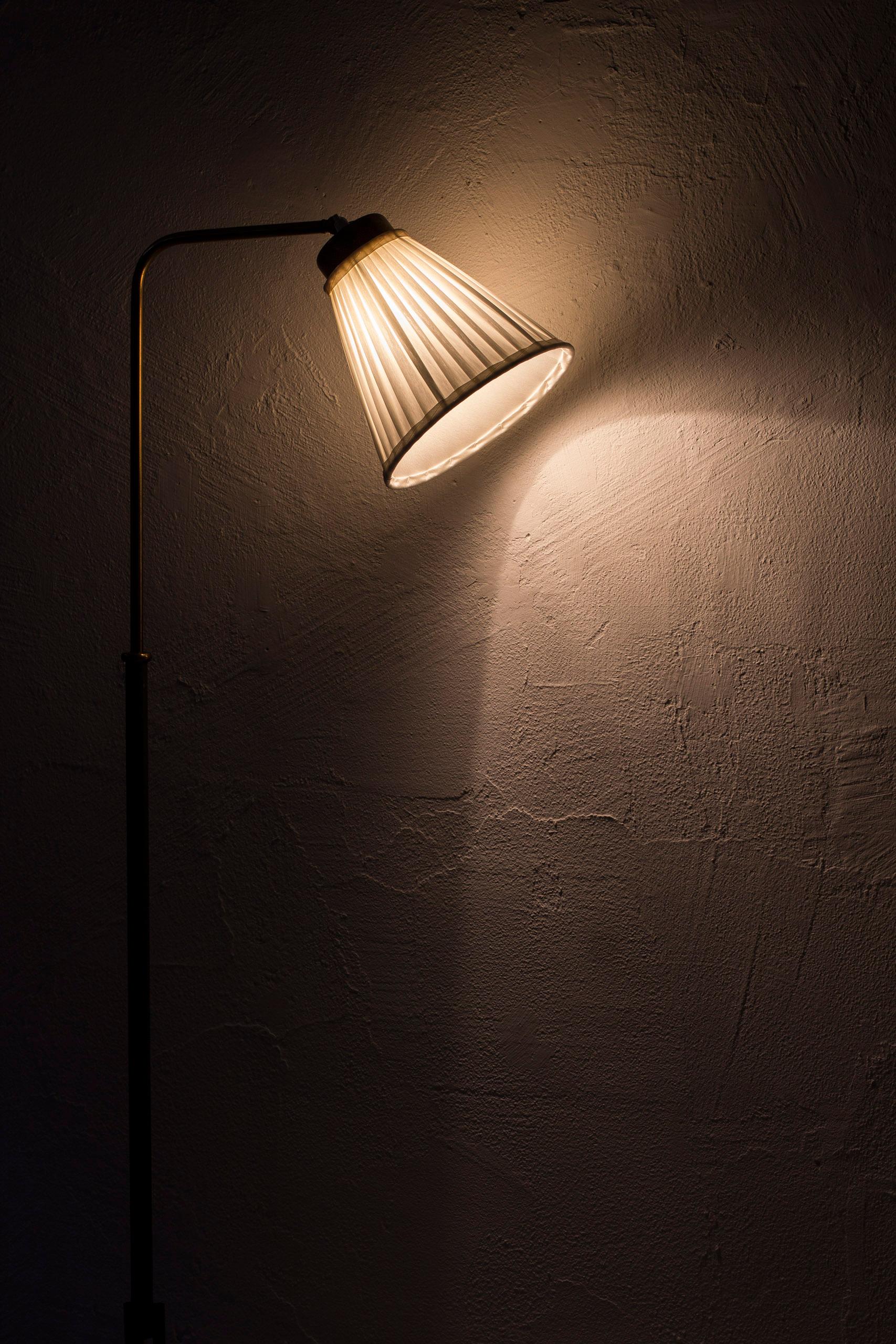 Floor Lamp in Brass by Josef Frank Fro Firma Svenskt Tenn, 1940s, Sweden 3