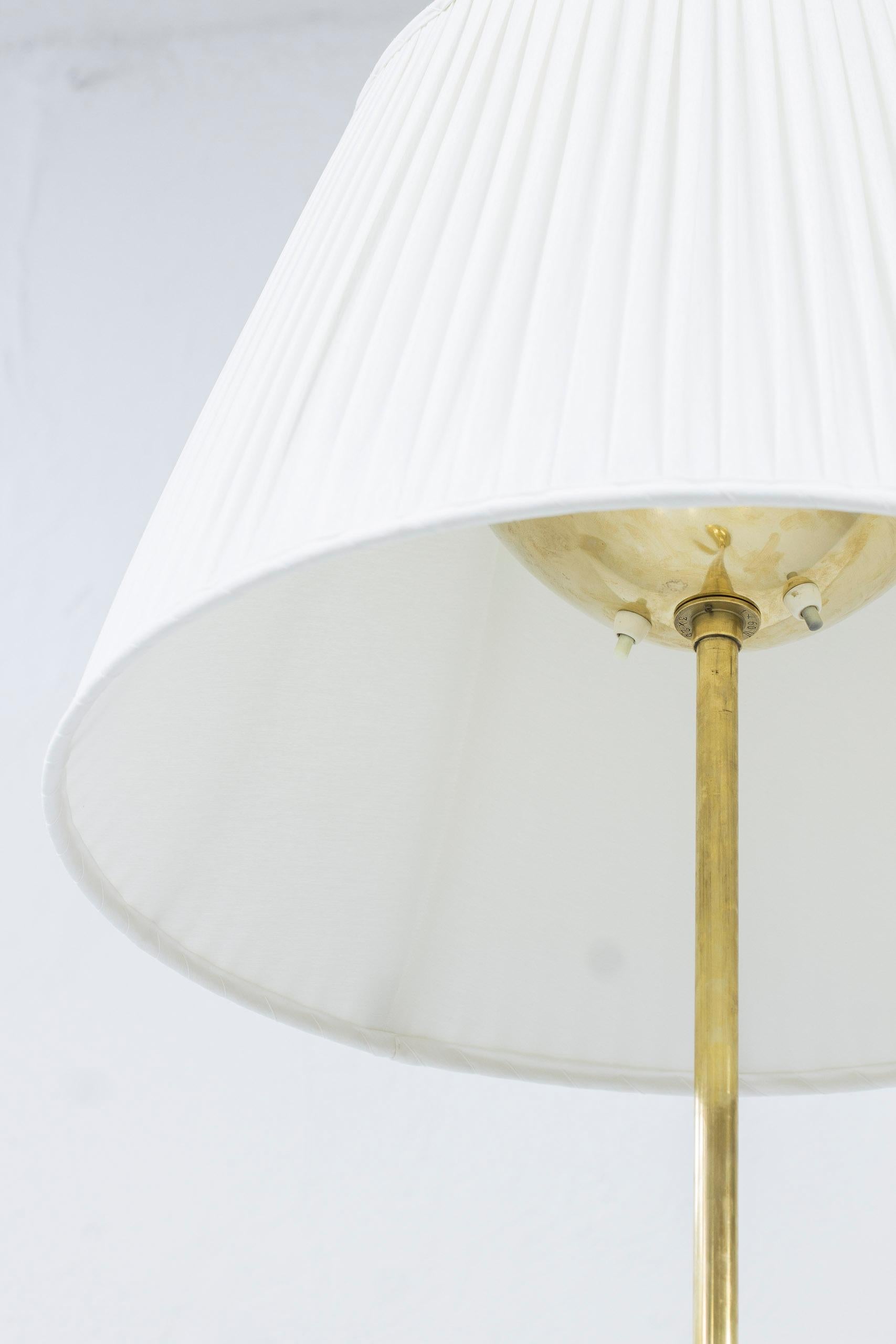 Svedese Lampada da terra in ottone di Nordiska Kompaniet e Bertil Brisborg, anni '30 in vendita