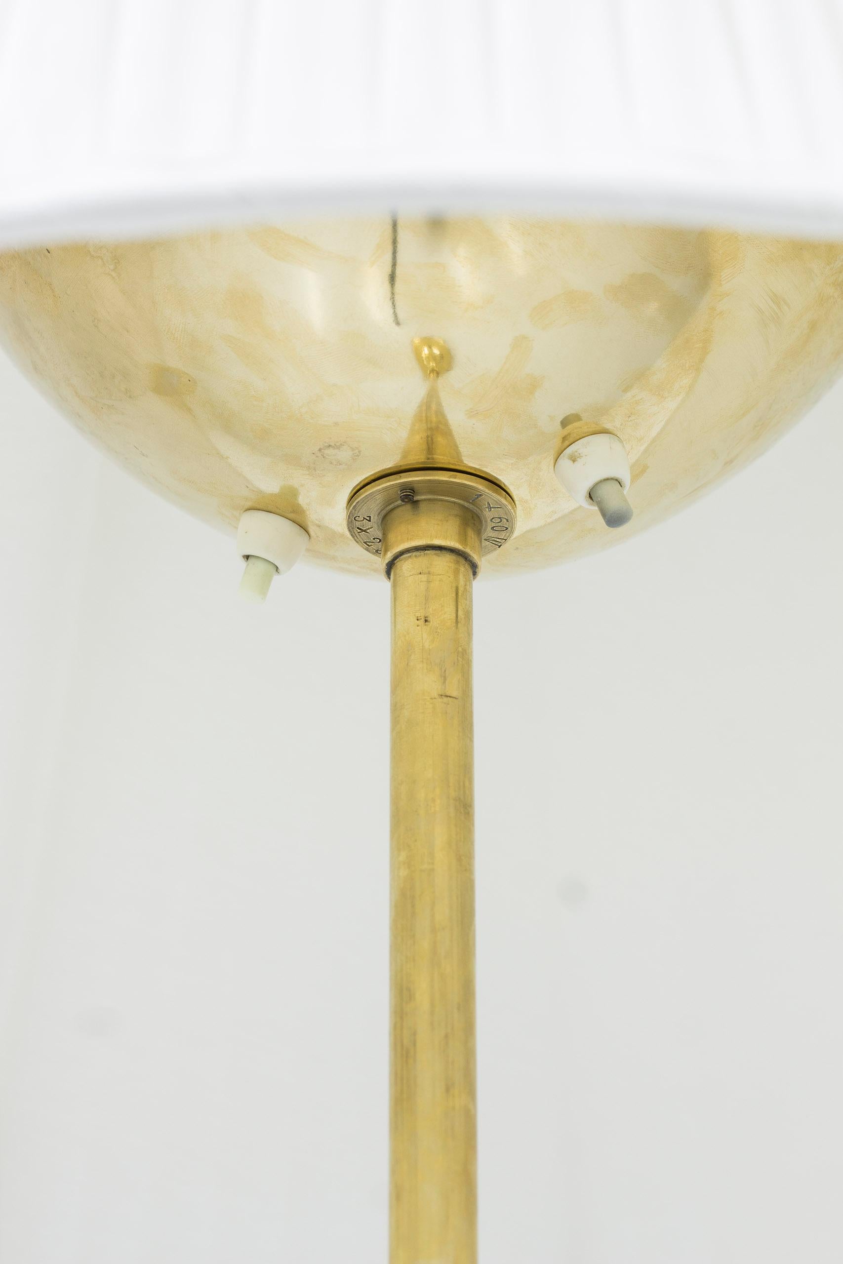 Stehlampe aus Messing von Nordiska Kompaniet und Bertil Brisborg, 1930er Jahre im Zustand „Gut“ im Angebot in Hägersten, SE