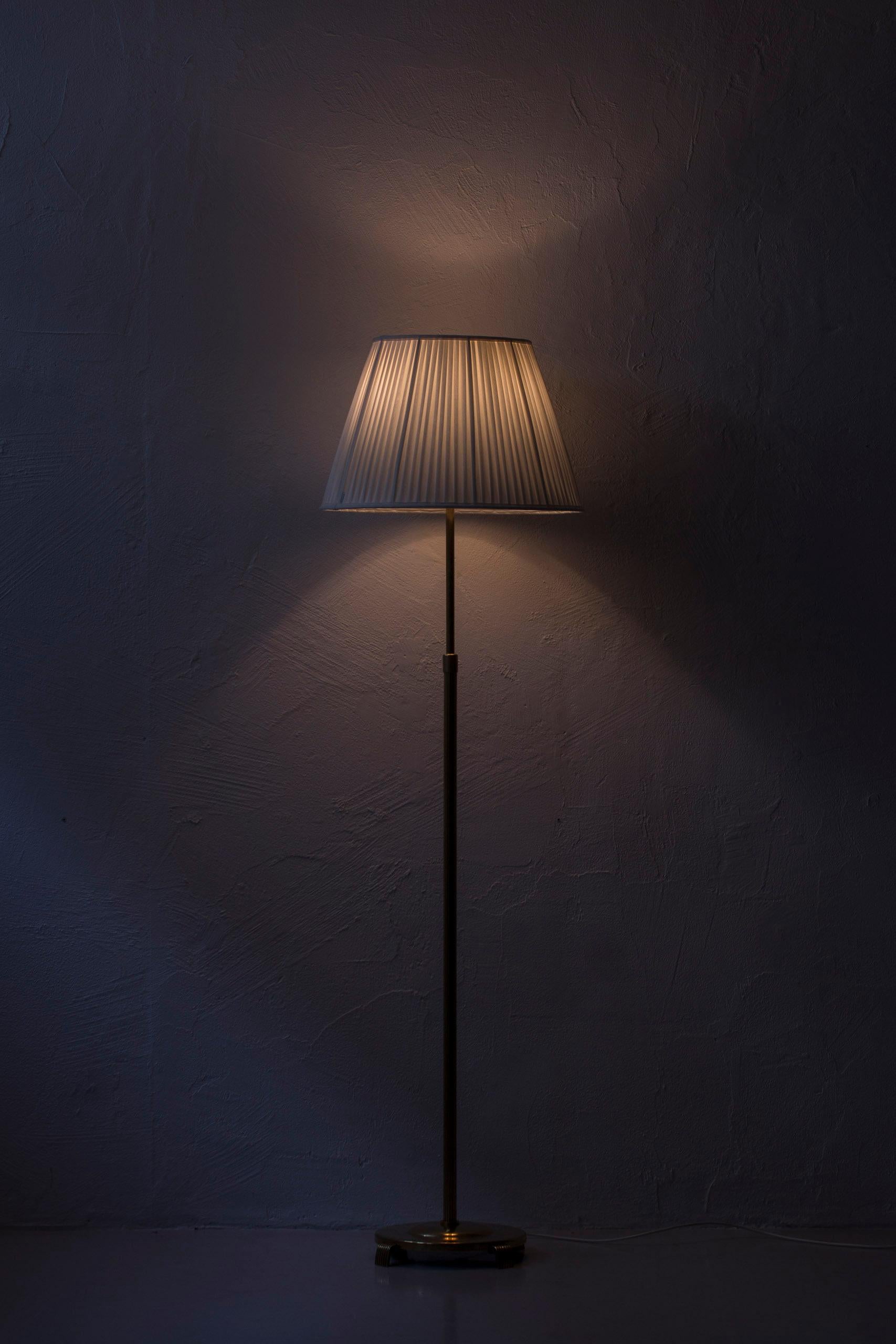 Floor Lamp in Brass by Nordiska Kompaniet and Bertil Brisborg, 1930s In Good Condition For Sale In Hägersten, SE