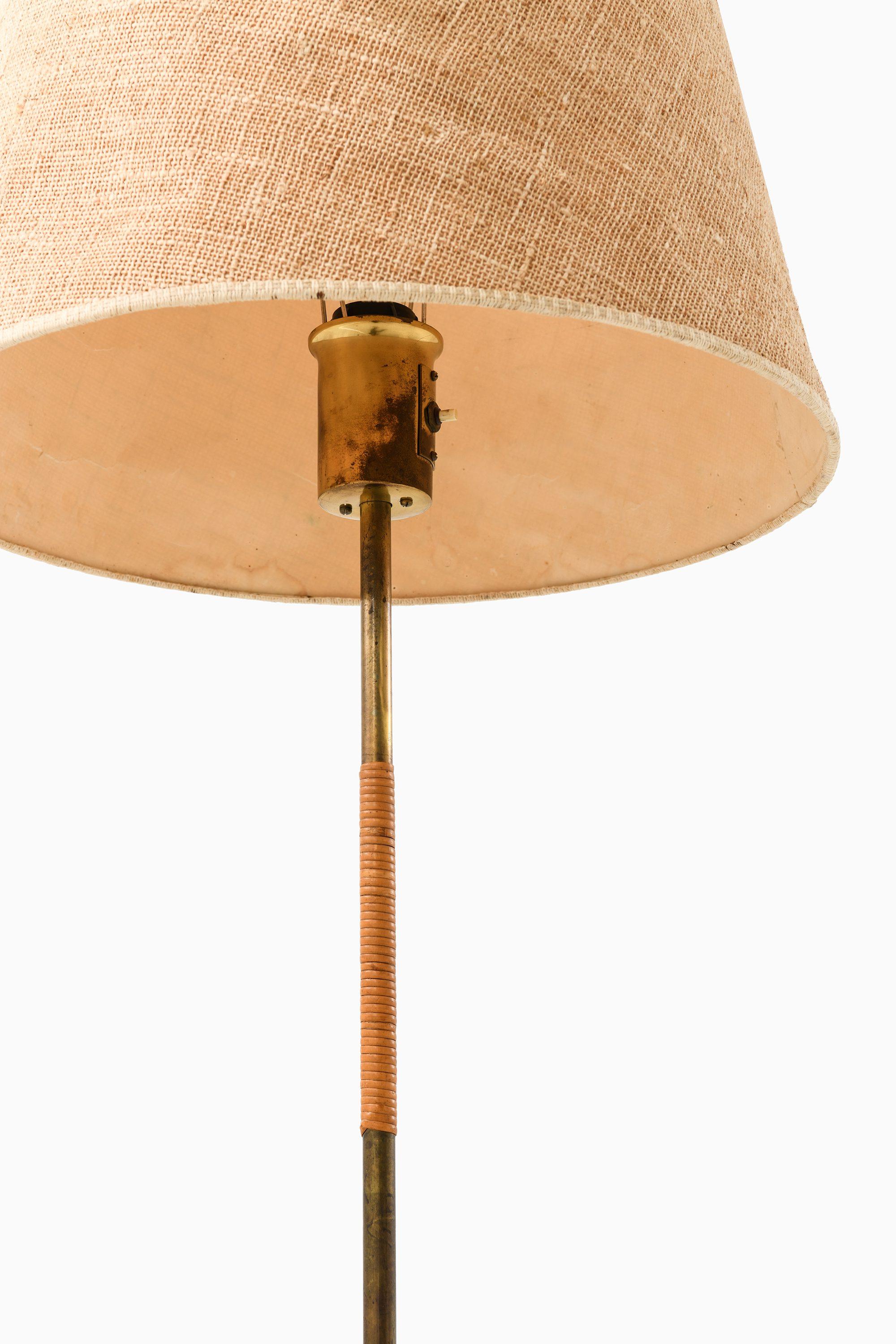 Mid-Century moderno Lampada da terra in ottone, canna e paralume originale di Paavo Tynell, anni '50 in vendita