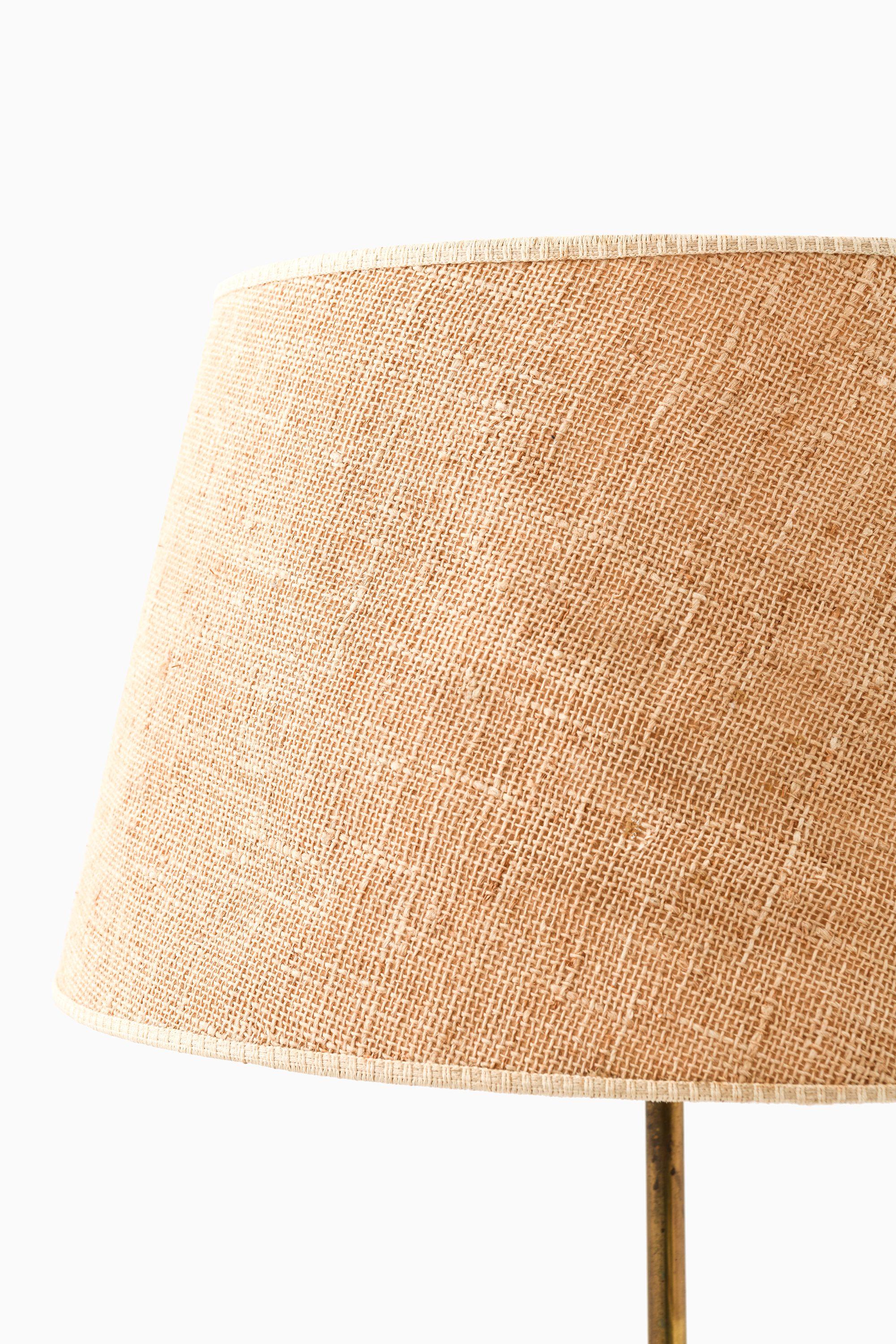 Finlandese Lampada da terra in ottone, canna e paralume originale di Paavo Tynell, anni '50 in vendita