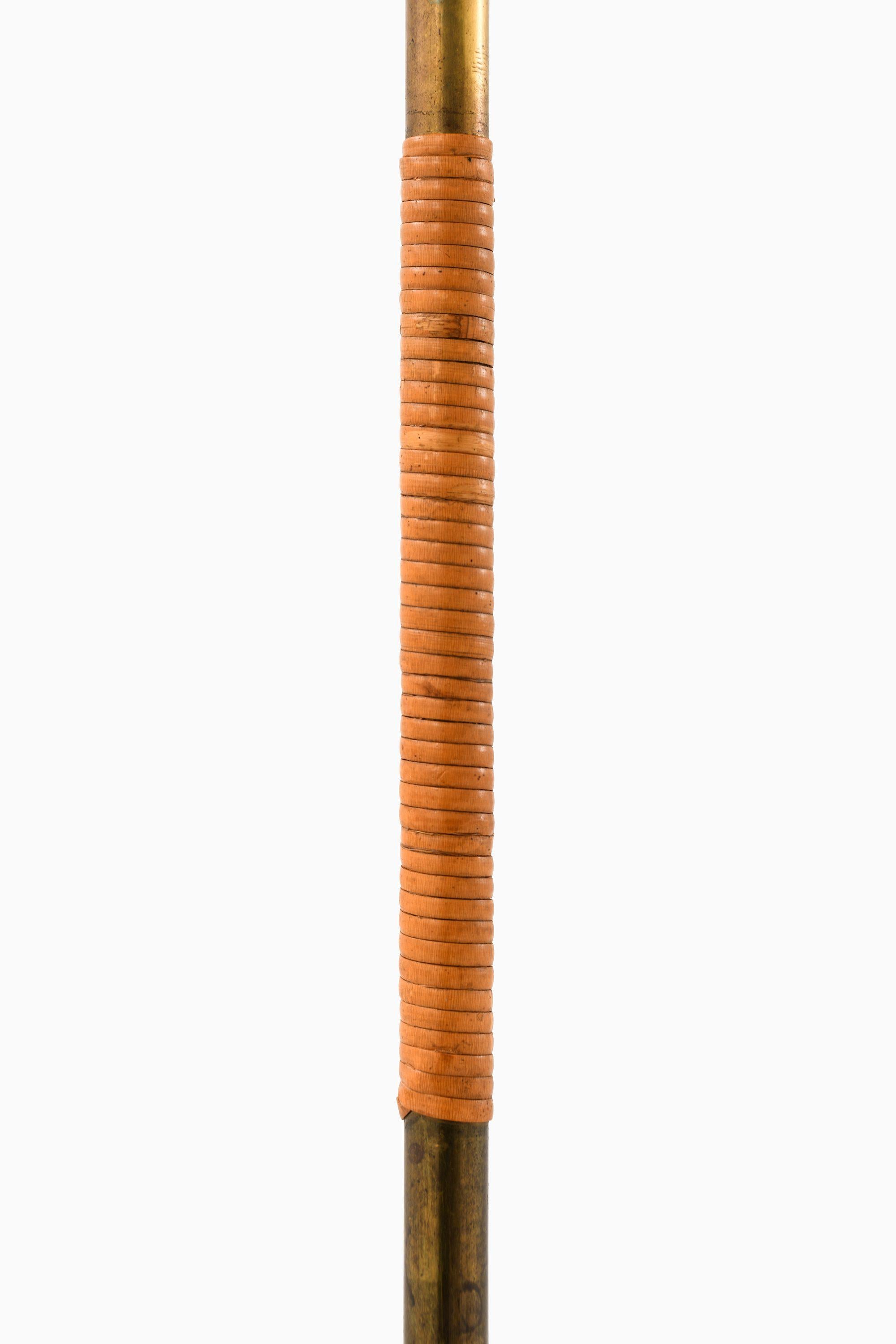 Lampada da terra in ottone, canna e paralume originale di Paavo Tynell, anni '50 In condizioni buone in vendita a Limhamn, Skåne län