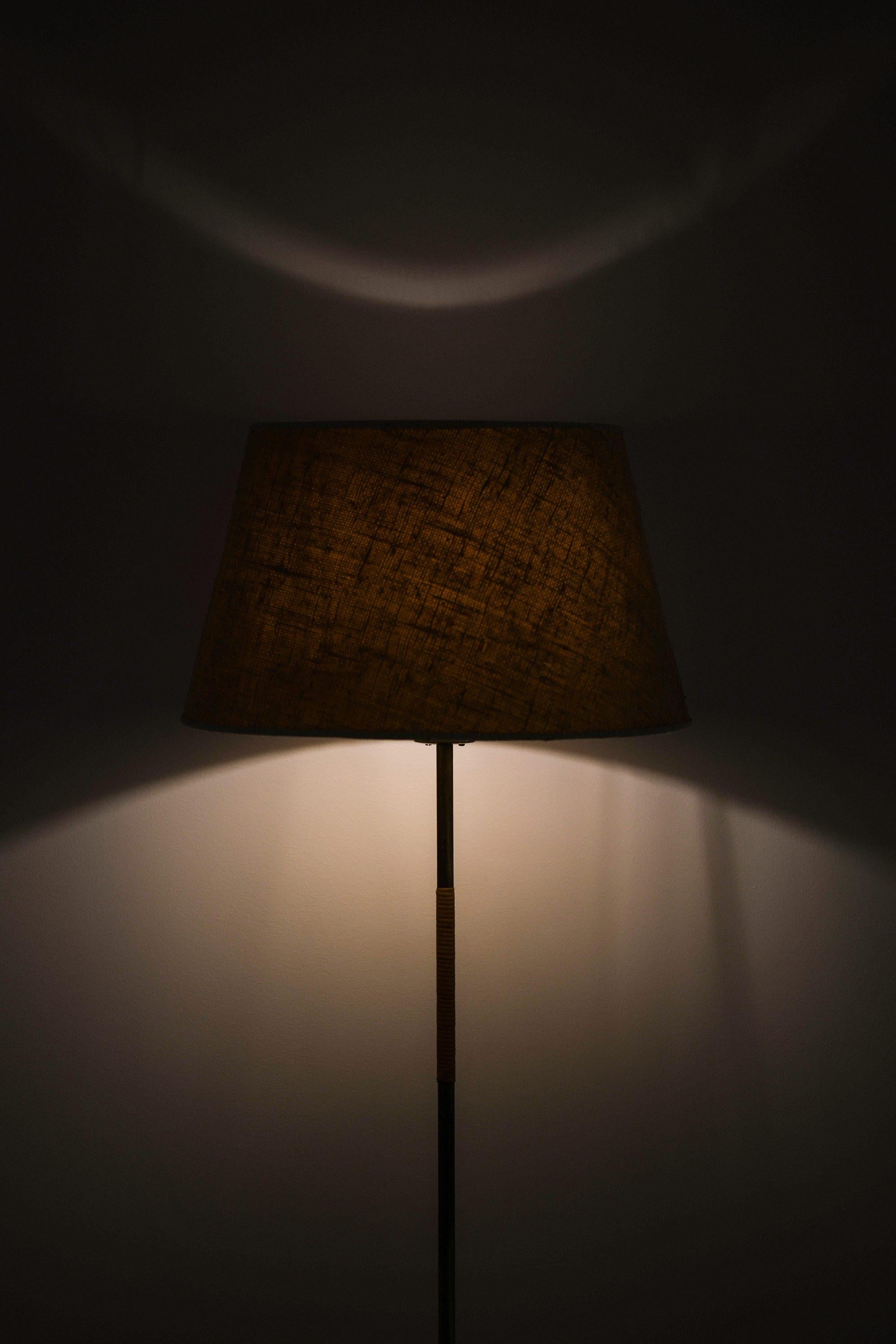 Ottone Lampada da terra in ottone, canna e paralume originale di Paavo Tynell, anni '50 in vendita