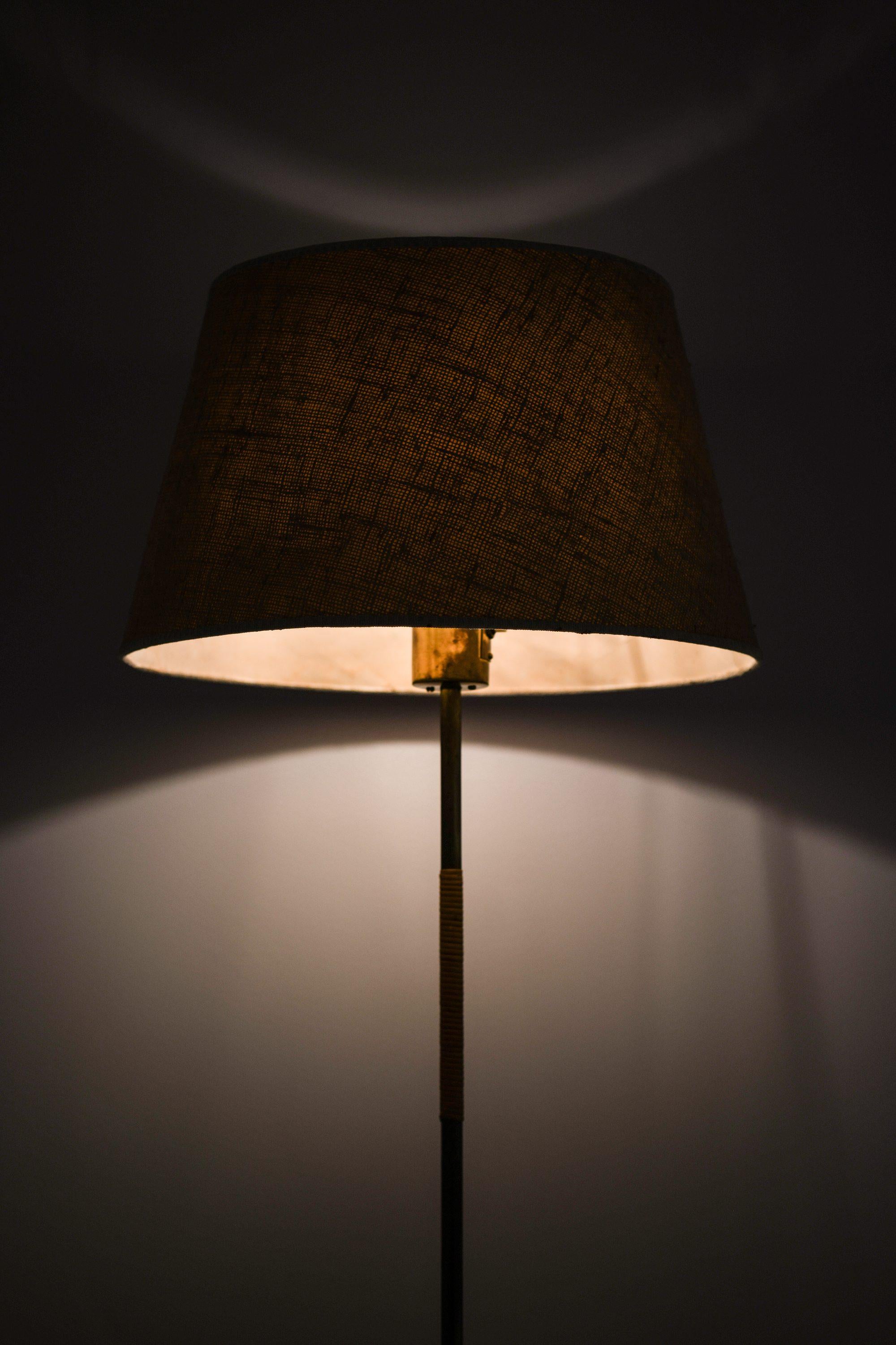 Lampada da terra in ottone, canna e paralume originale di Paavo Tynell, anni '50 in vendita 1