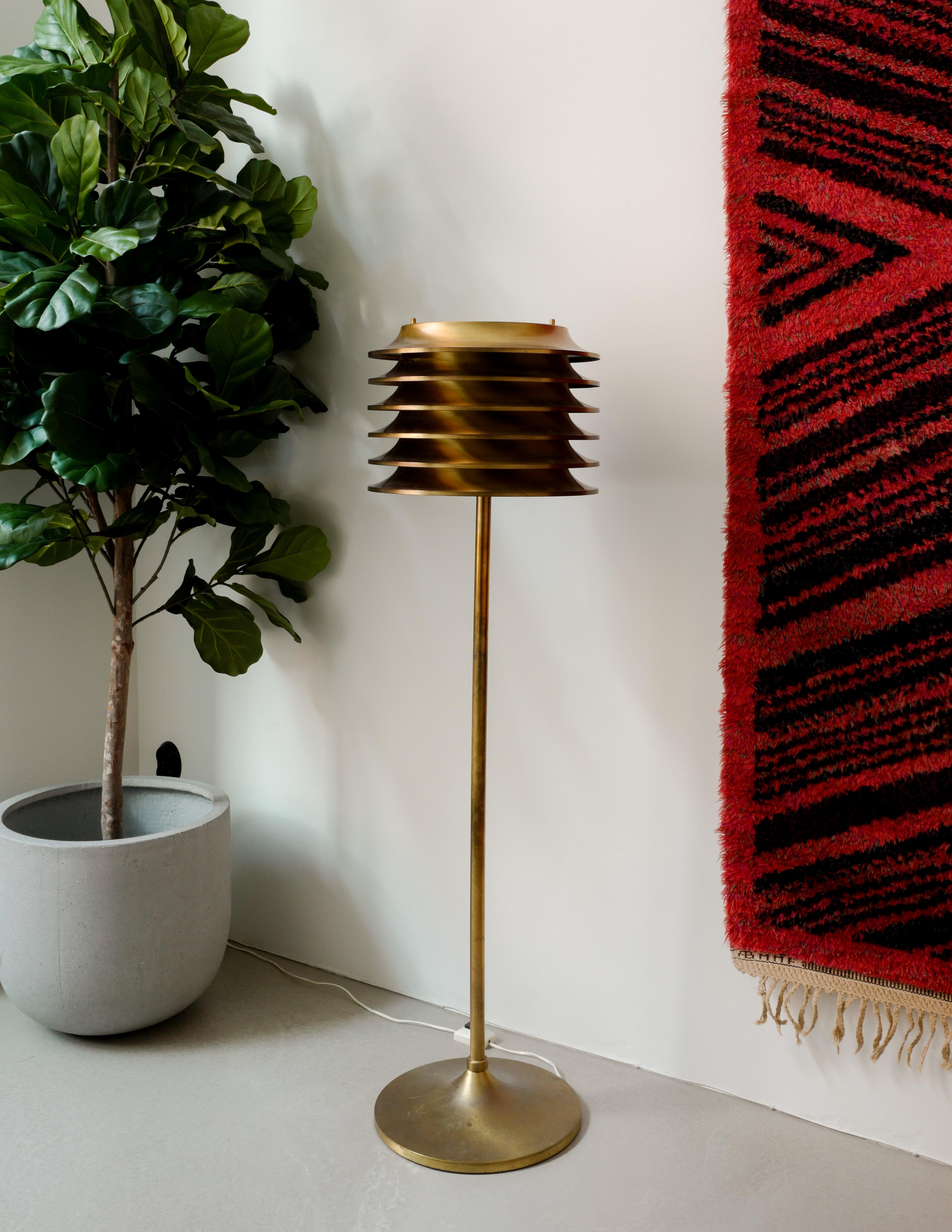 Very rare mid century / scandinavian modern floor lamp in brass designed by Kai Ruokonen and produced by Orno Oy, Finland early 1970s. In good vintage condition with small signs of age and use. Working perfectly. 

Dimensions: H: 144 cm Diameter