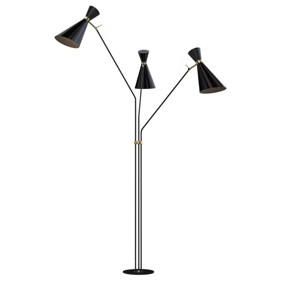 Floor lamp in brass 

Estimated production time: 6-7 weeks

Dimensions
Height 70.87 in. (180 cm)
Width 51.19 in. (130 cm)
Depth 39.38 in. (100 cm)

Materials and techniques
Handcrafted brass, aluminum, steel.

 