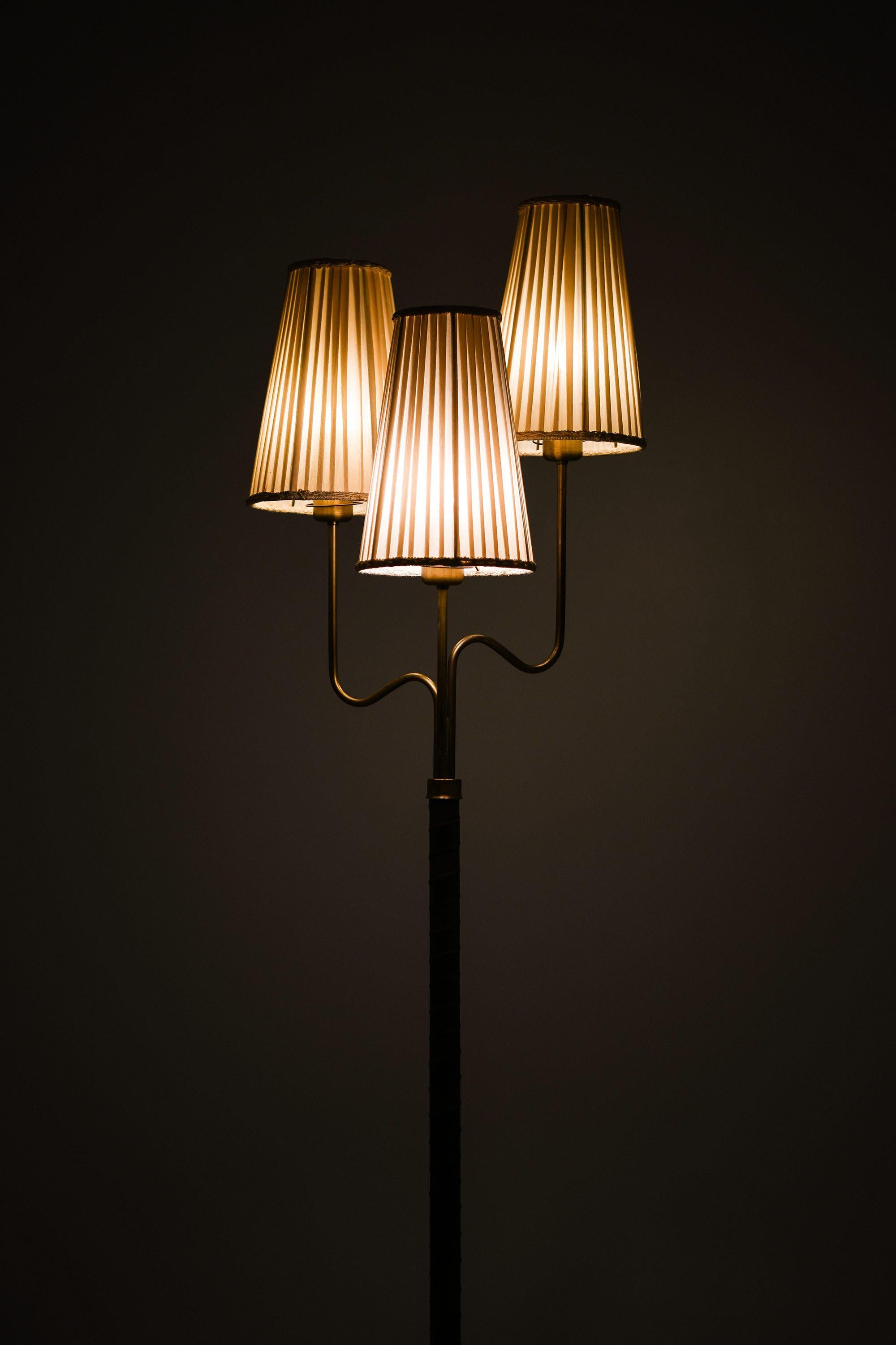 Lámpara de pie de latón, cuero y pantallas originales de Hans Bergström, años 40 en venta 3