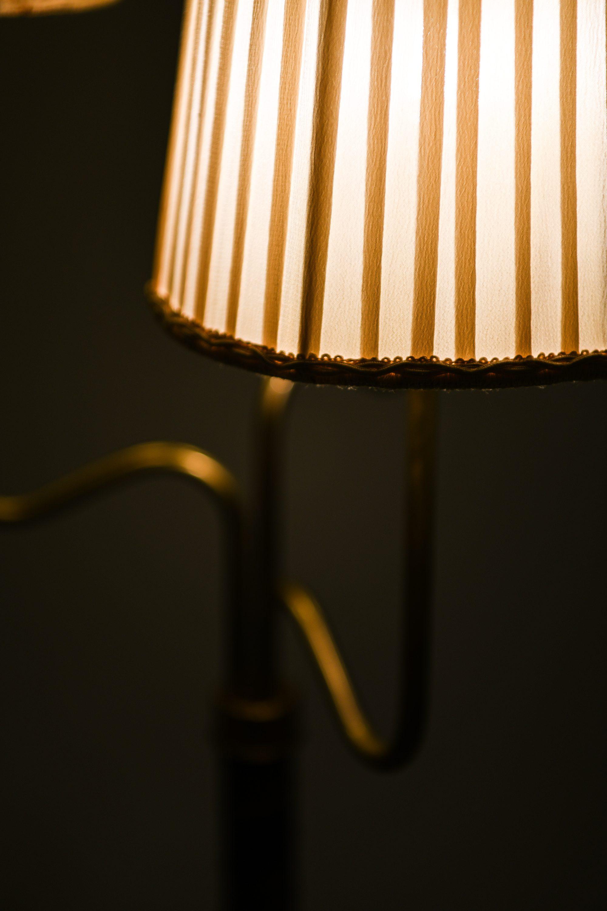 Lámpara de pie de latón, cuero y pantallas originales de Hans Bergström, años 40 en venta 4