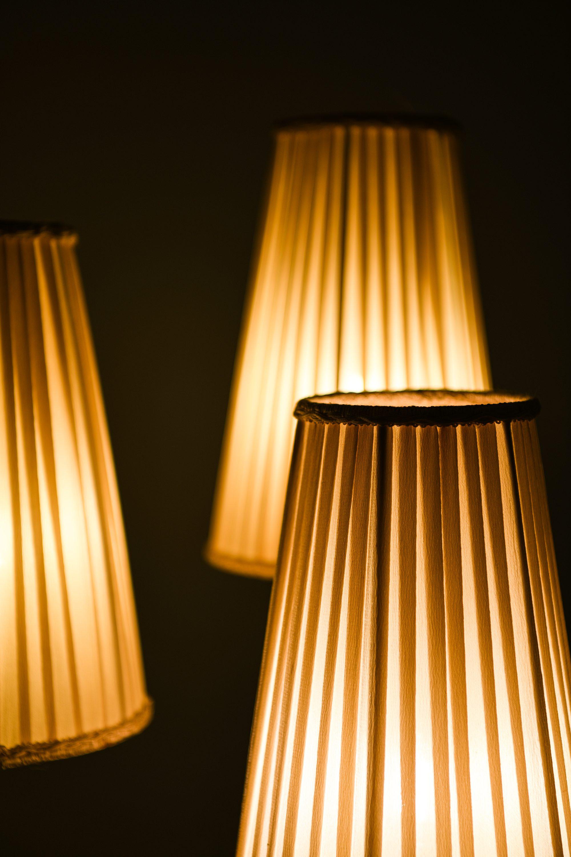 Lámpara de pie de latón, cuero y pantallas originales de Hans Bergström, años 40 en venta 5