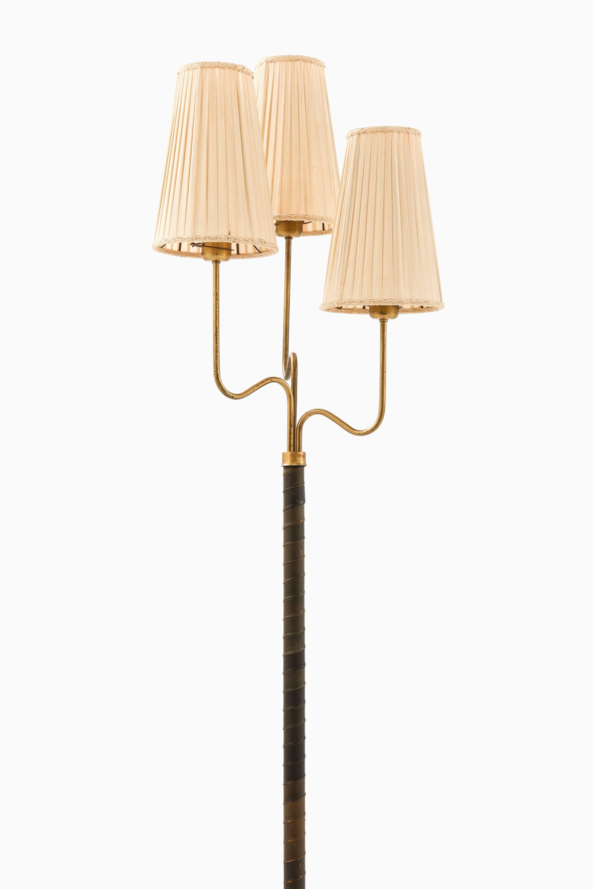 Lámpara de pie de latón, cuero y pantallas originales de Hans Bergström, años 40

Información adicional:
Material: Latón, cuero y pantallas originales
Estilo: Mediados de siglo, escandinavo
Producido por ASEA Suecia
Dimensiones (An x Pr x Al): 45 x