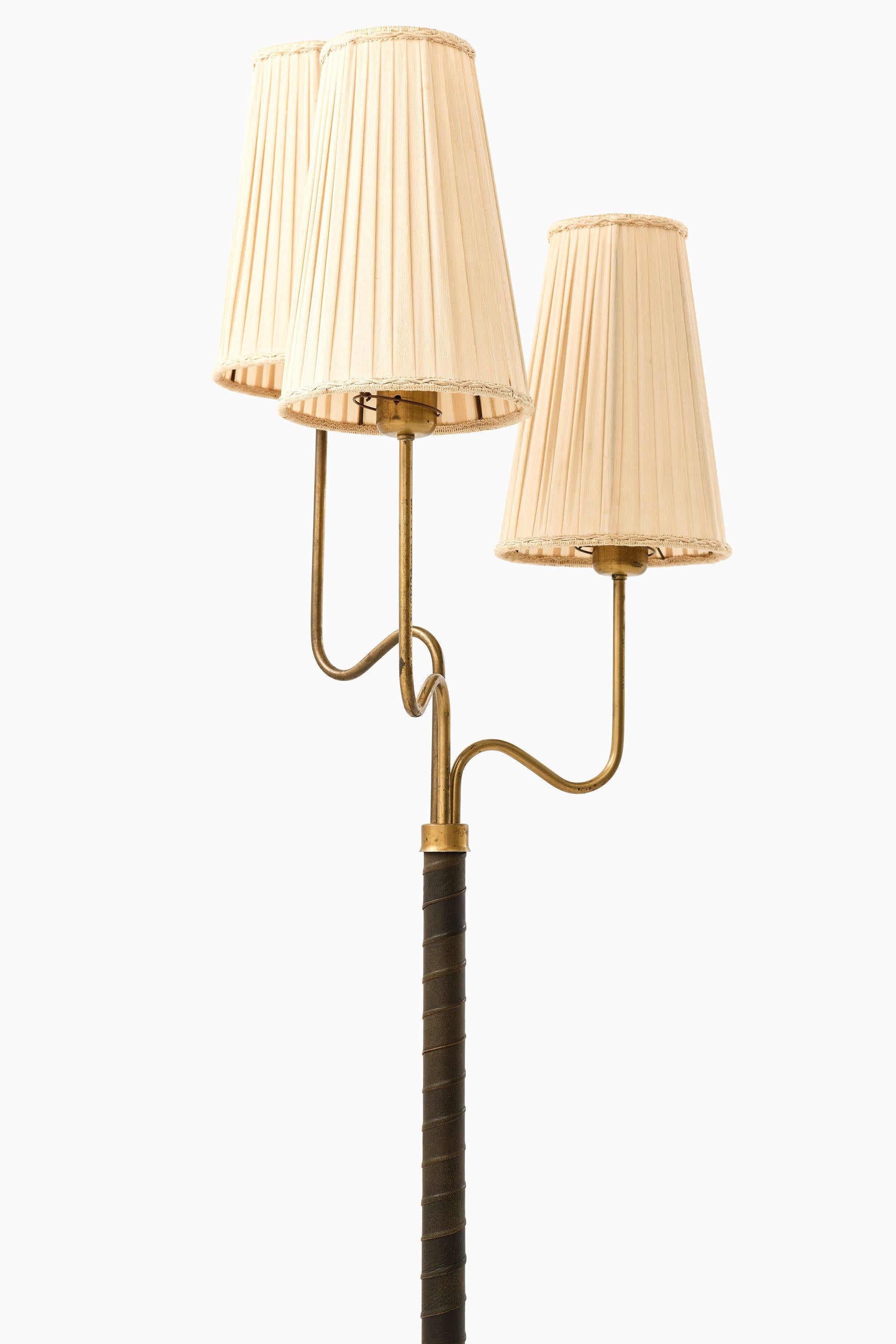Lámpara de pie de latón, cuero y pantallas originales de Hans Bergström, años 40 Moderno de mediados de siglo en venta