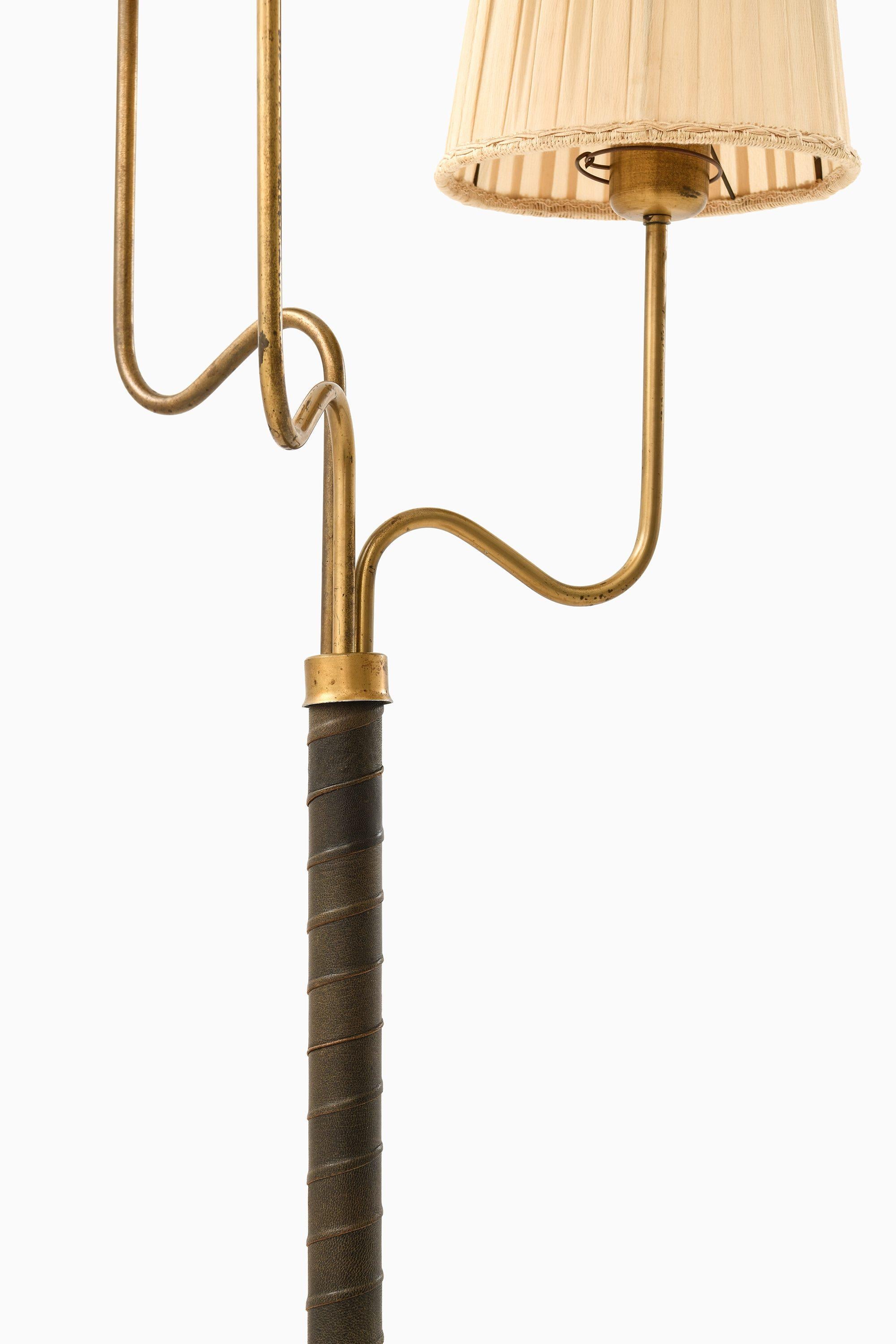 Lámpara de pie de latón, cuero y pantallas originales de Hans Bergström, años 40 en Bueno estado para la venta en Limhamn, Skåne län