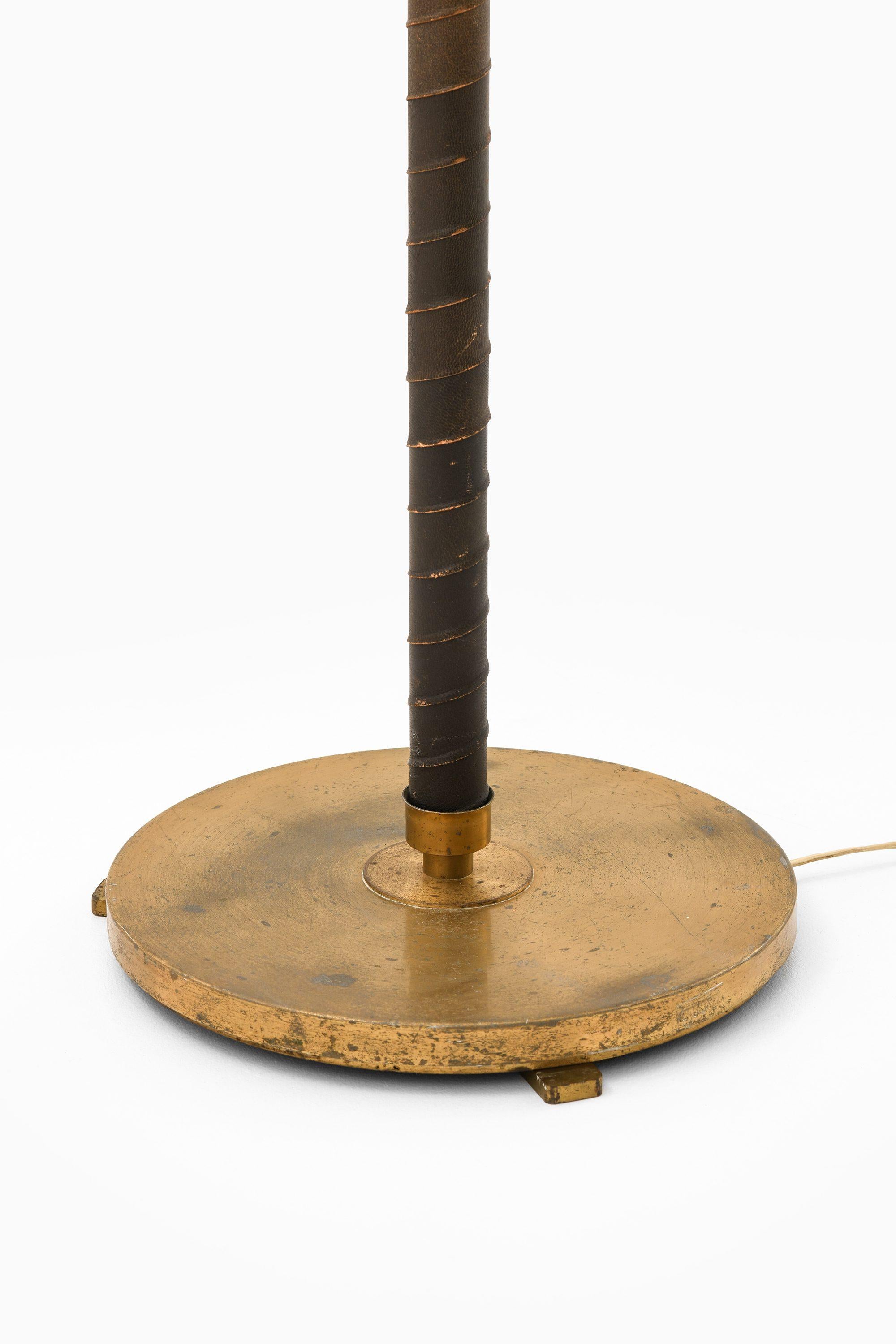 Lámpara de pie de latón, cuero y pantallas originales de Hans Bergström, años 40 siglo XX en venta