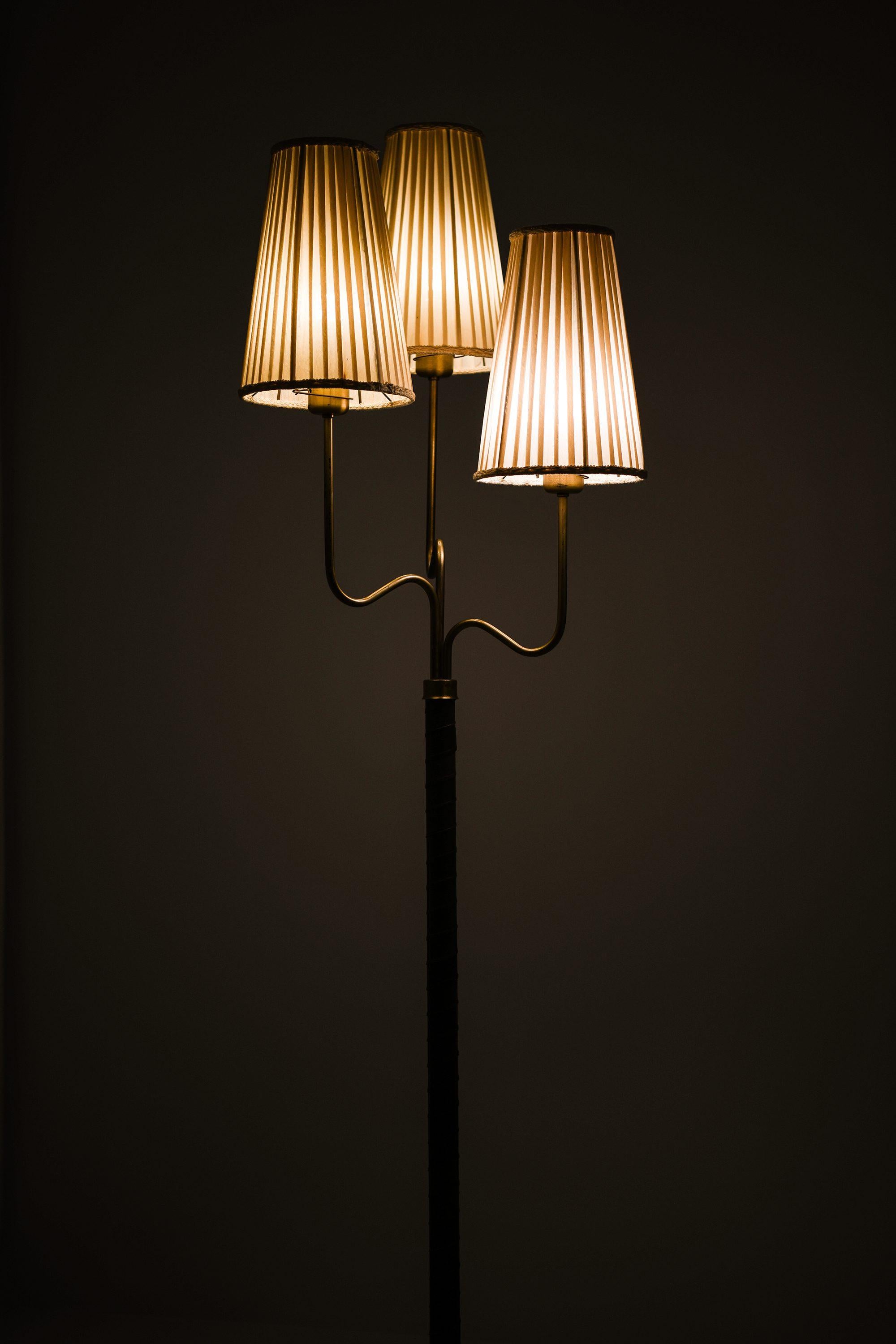 Lámpara de pie de latón, cuero y pantallas originales de Hans Bergström, años 40 Latón en venta