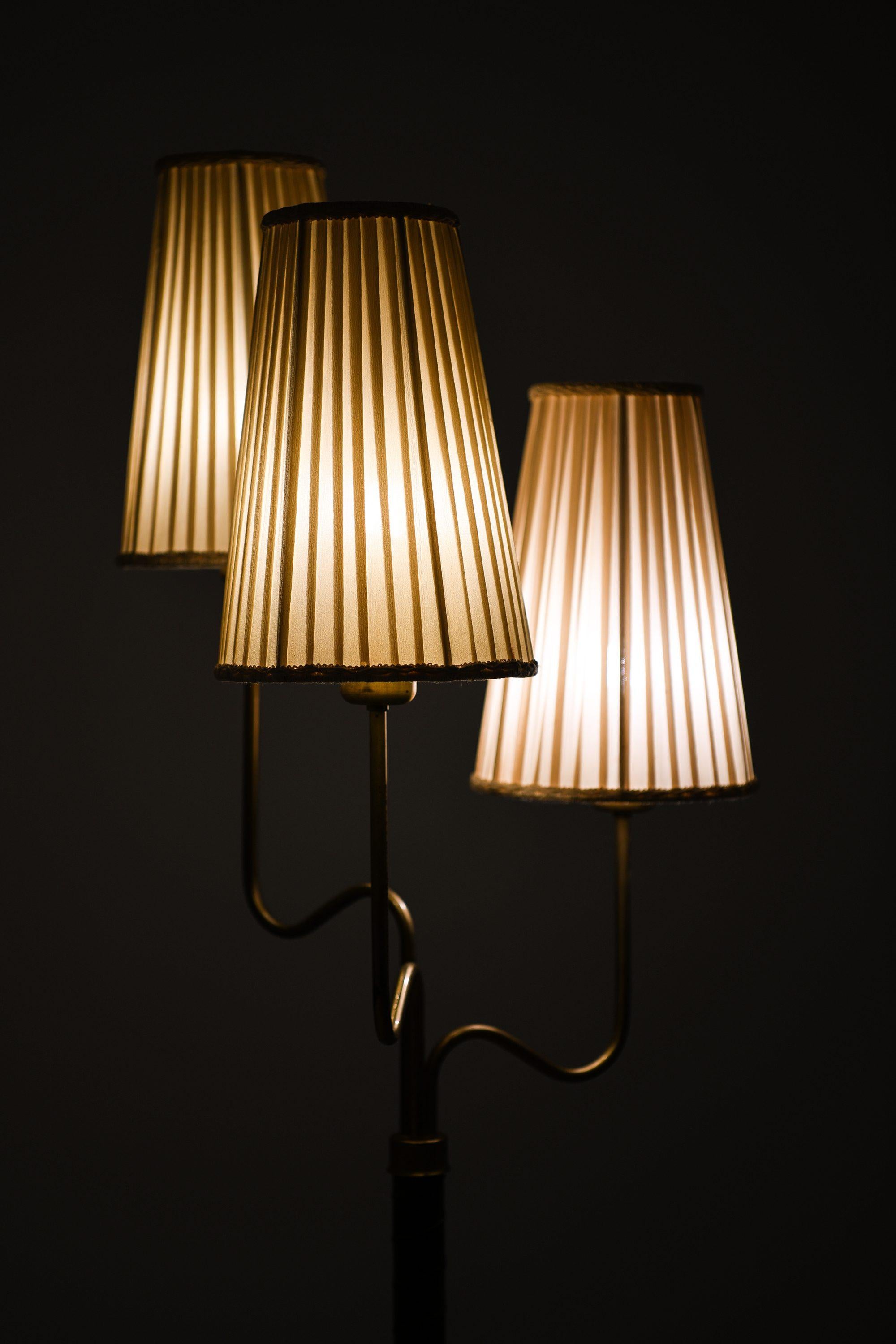 Lámpara de pie de latón, cuero y pantallas originales de Hans Bergström, años 40 en venta 1