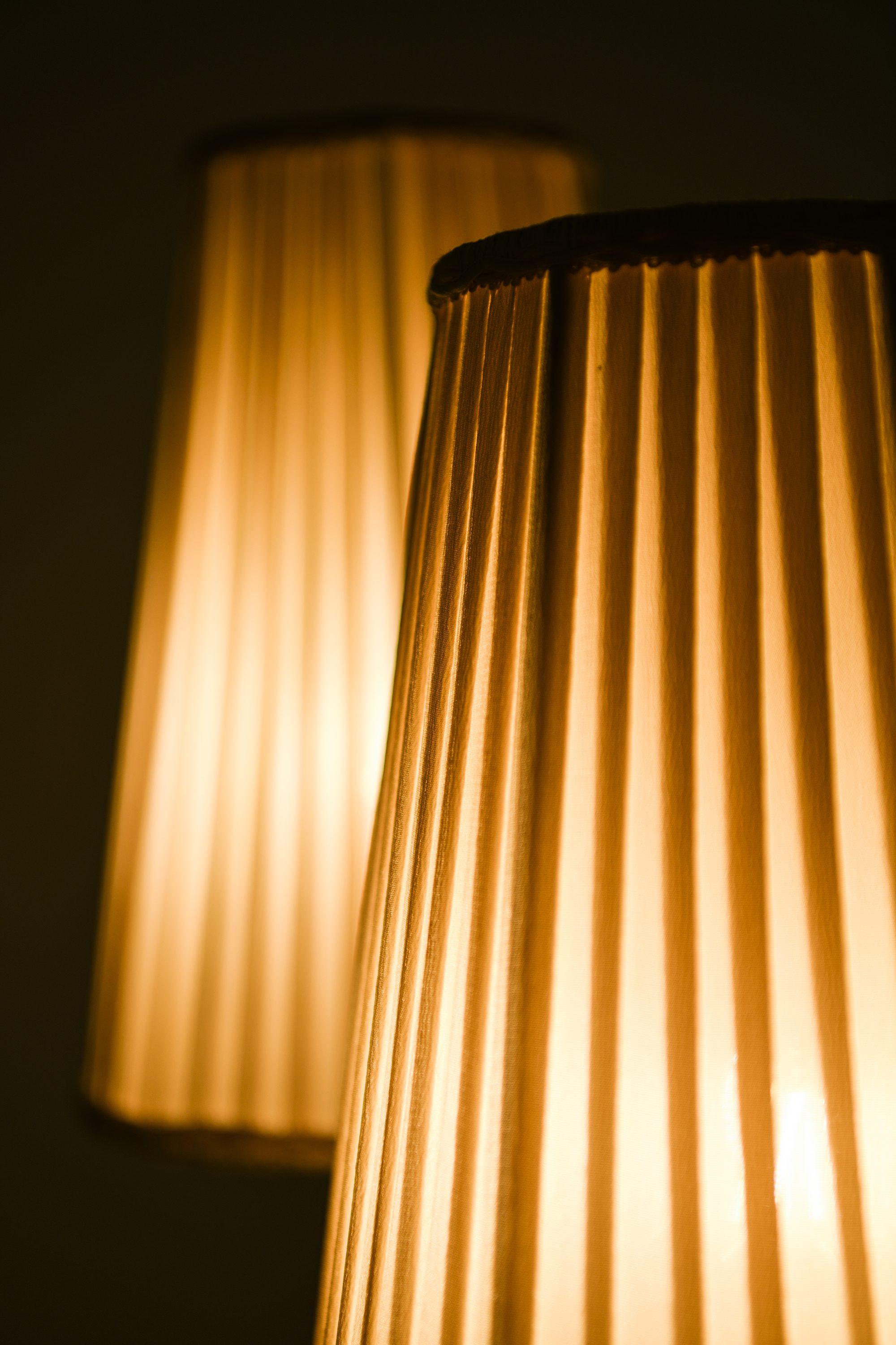 Lámpara de pie de latón, cuero y pantallas originales de Hans Bergström, años 40 en venta 2