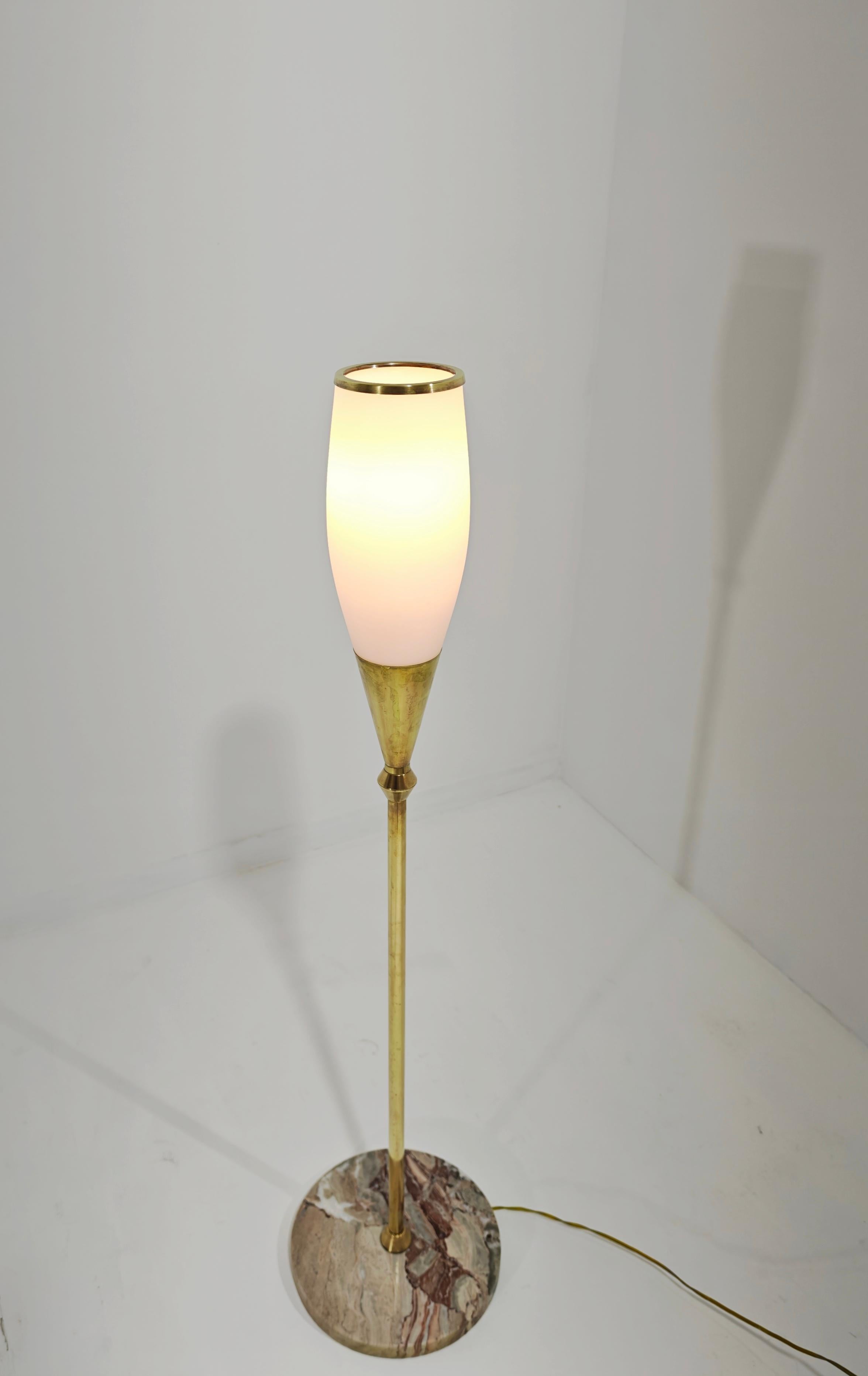 Floor lamp made in Italy in the 60s. Brass stem with marble base. Opal glass drop diffuser edged in brass. Watch the video and photos carefully, thank you.

1 Light E 14
Weight: 4.800 Kg
Marble diameter: 25 cm
Height glass only: 36 cm

NOTE: We