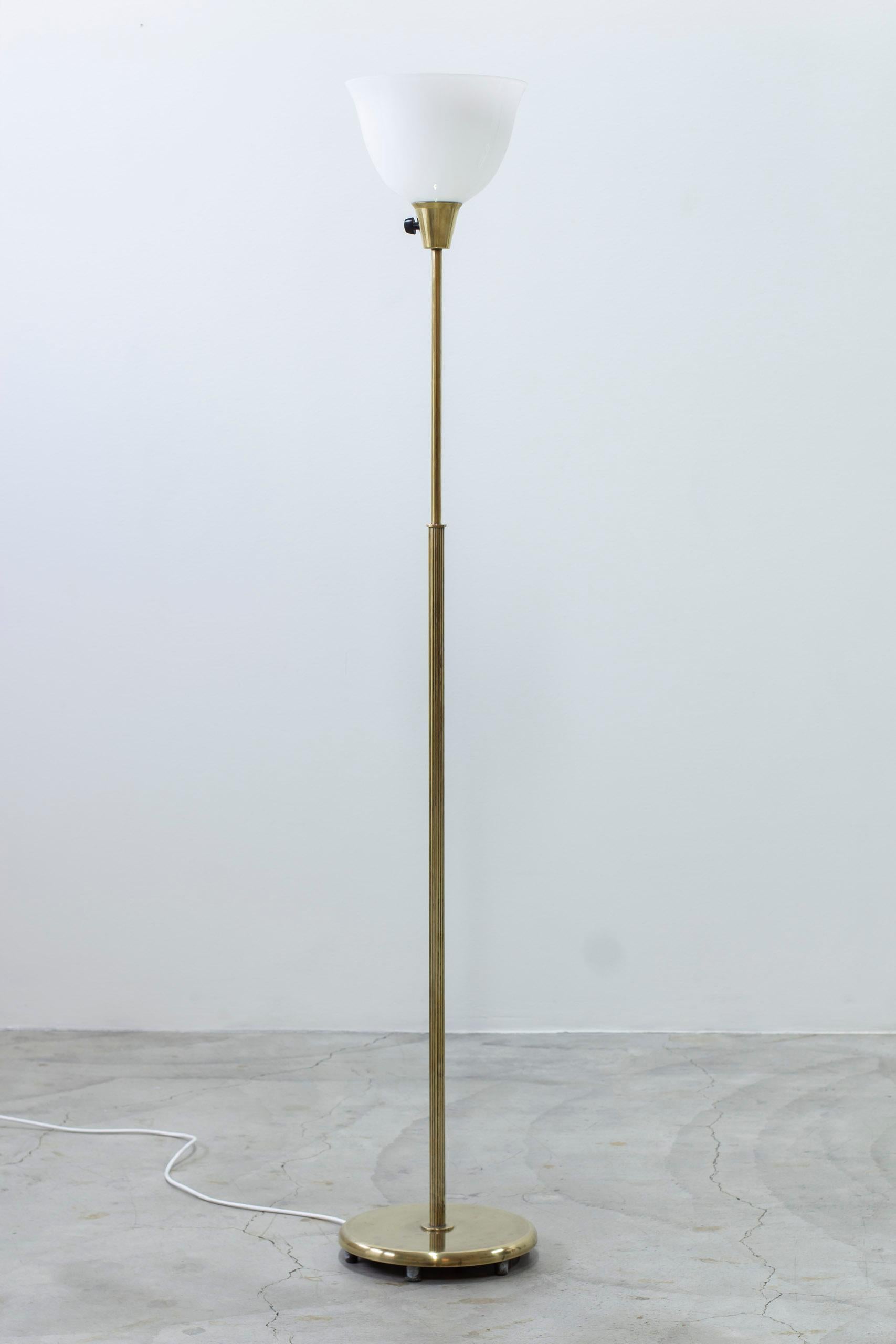 Scandinavian Modern Floor lamp in brass model 15698 by Harald Elof Notini, Böhlmarks 1940s