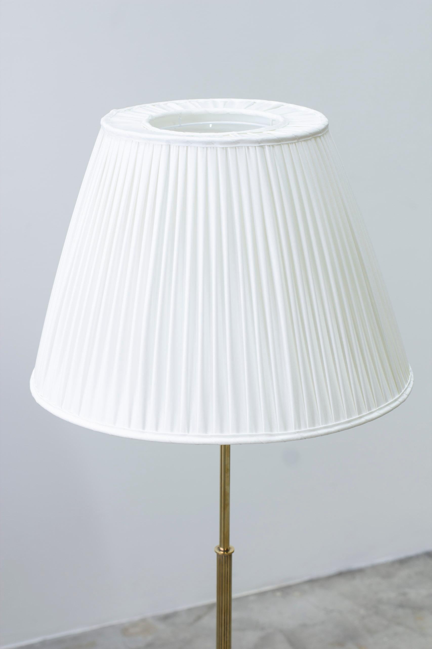 Swedish Floor lamp in brass model 15698 by Harald Elof Notini, Böhlmarks 1940s