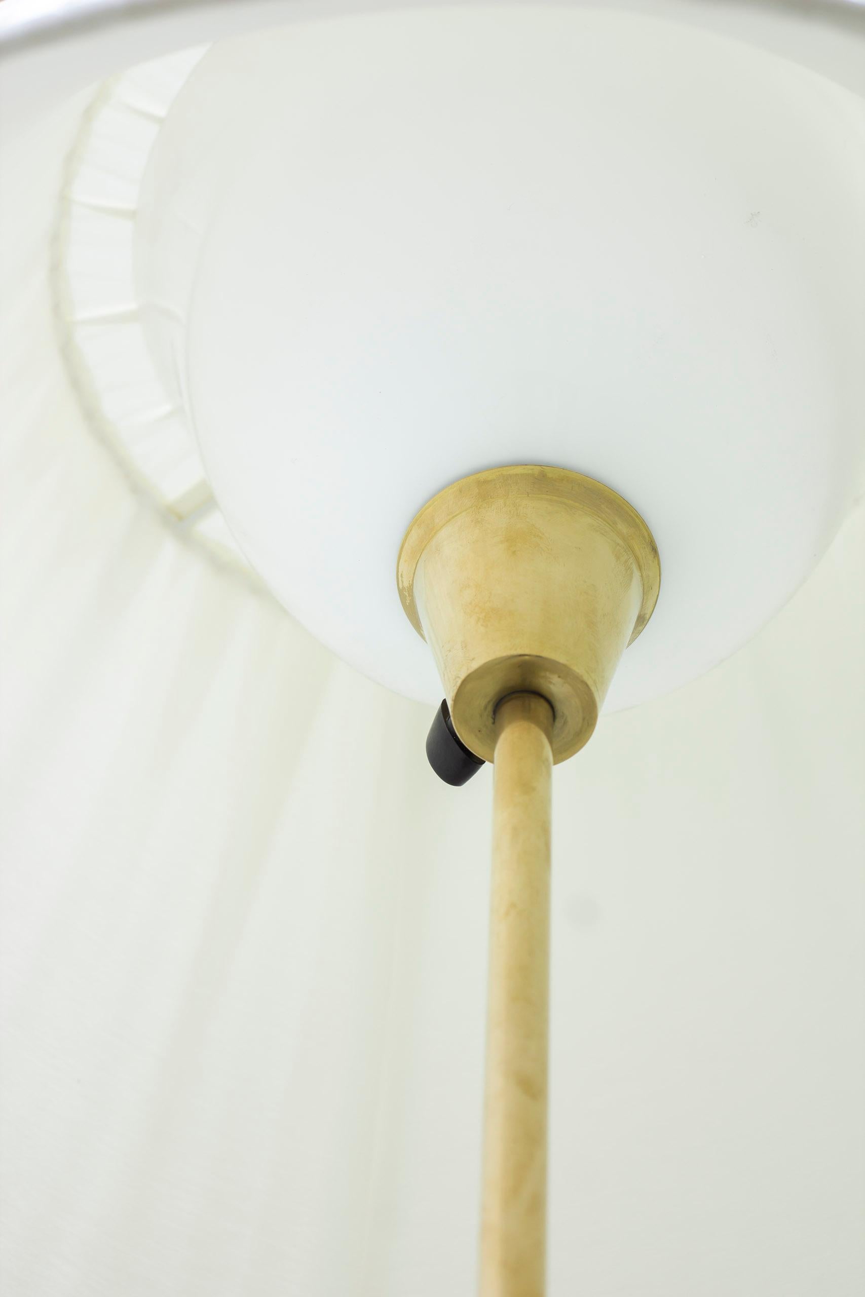 Floor lamp in brass model 15698 by Harald Elof Notini, Böhlmarks 1940s In Good Condition In Hägersten, SE