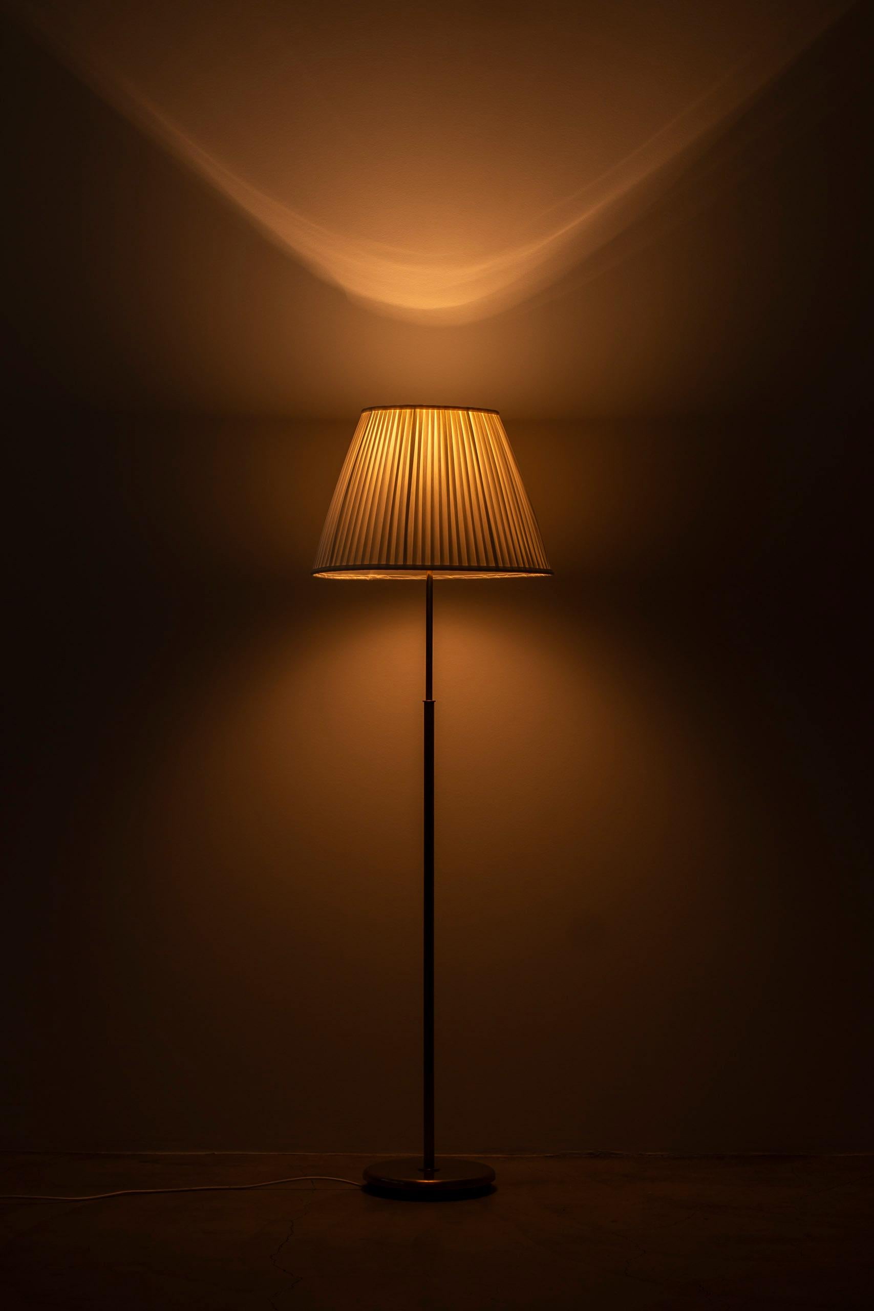 Floor lamp in brass model 15698 by Harald Elof Notini, Böhlmarks 1940s 1