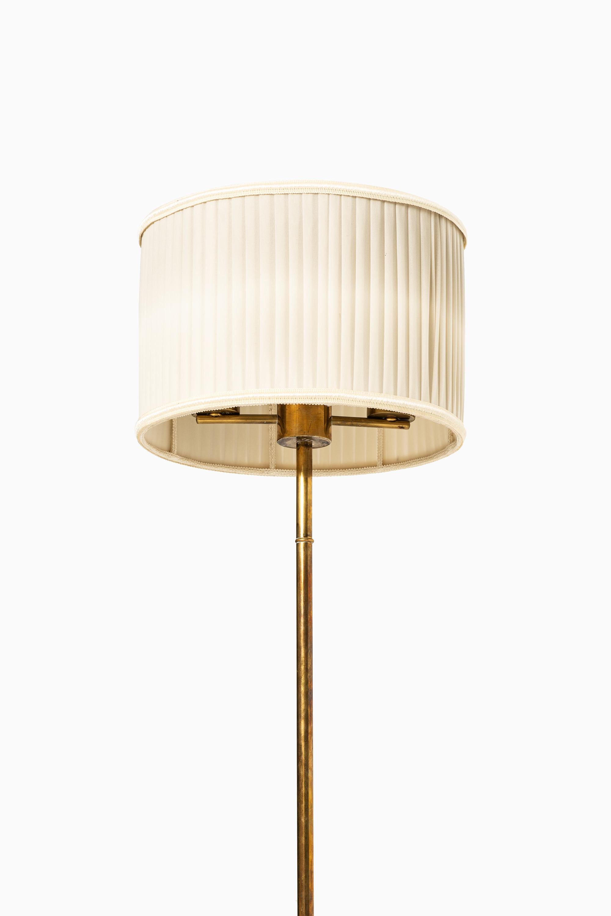 Floor Lamp in Brass Produced by Stilarmatur in Tranås, Sweden In Good Condition For Sale In Limhamn, Skåne län
