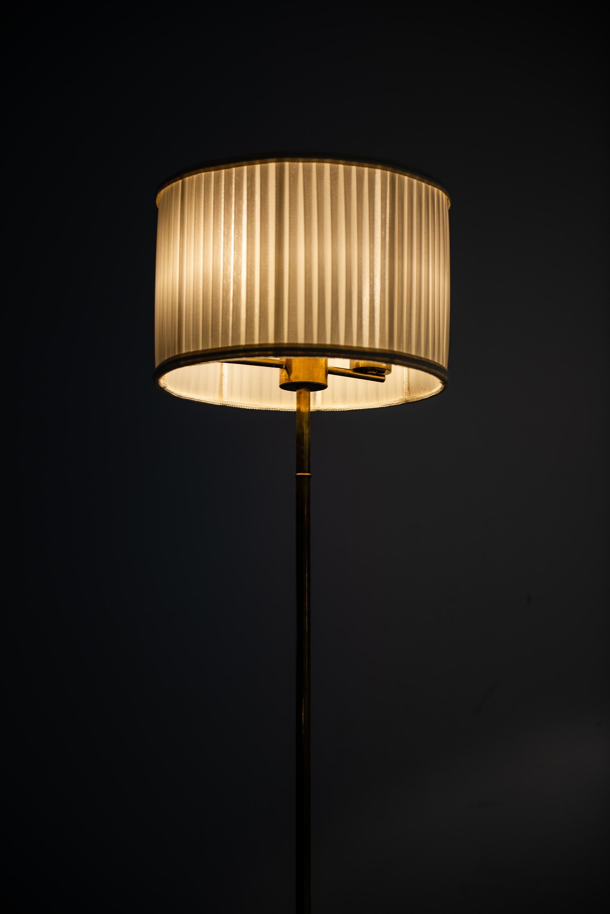 Mid-20th Century Floor Lamp in Brass Produced by Stilarmatur in Tranås, Sweden For Sale
