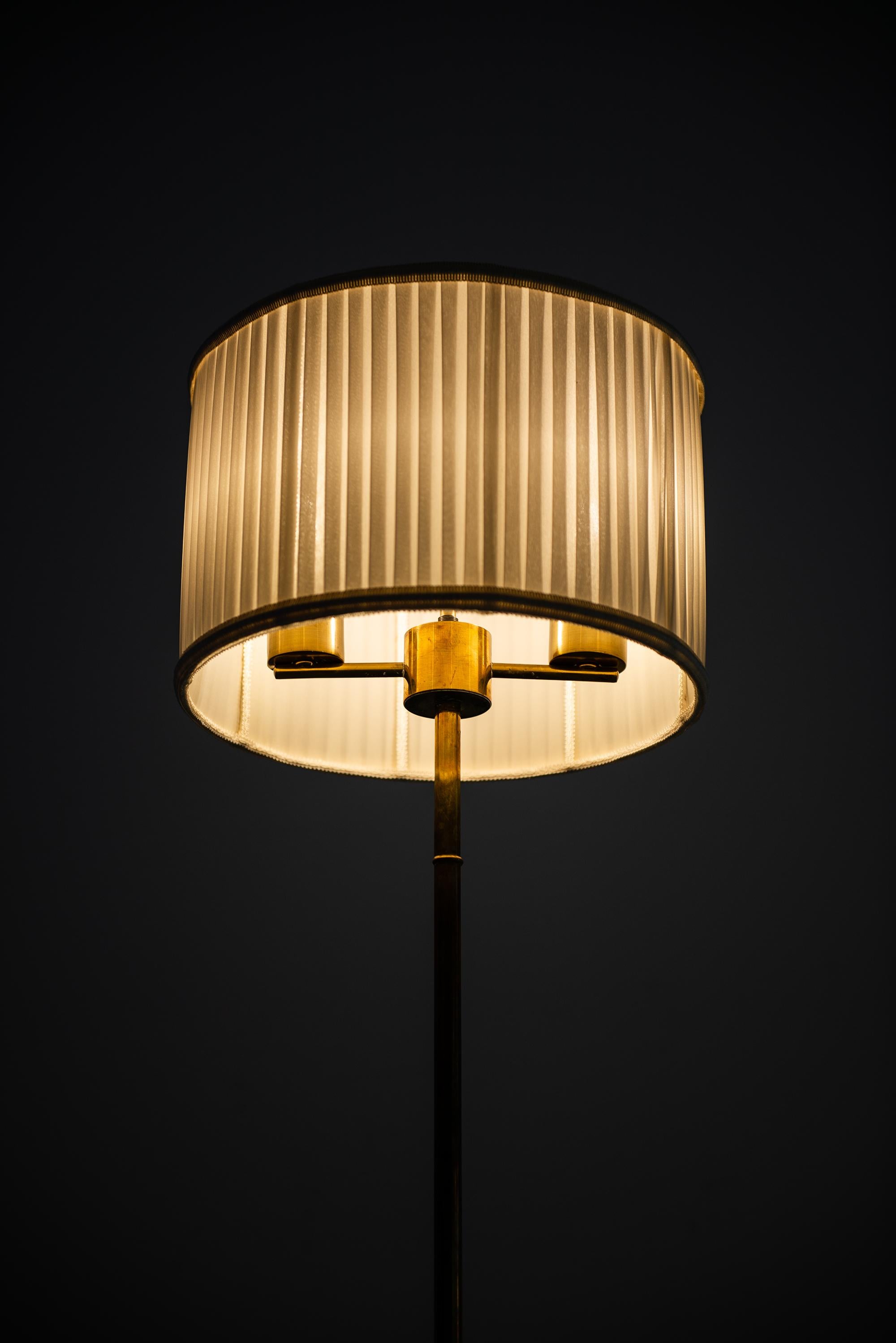 Floor Lamp in Brass Produced by Stilarmatur in Tranås, Sweden For Sale 1