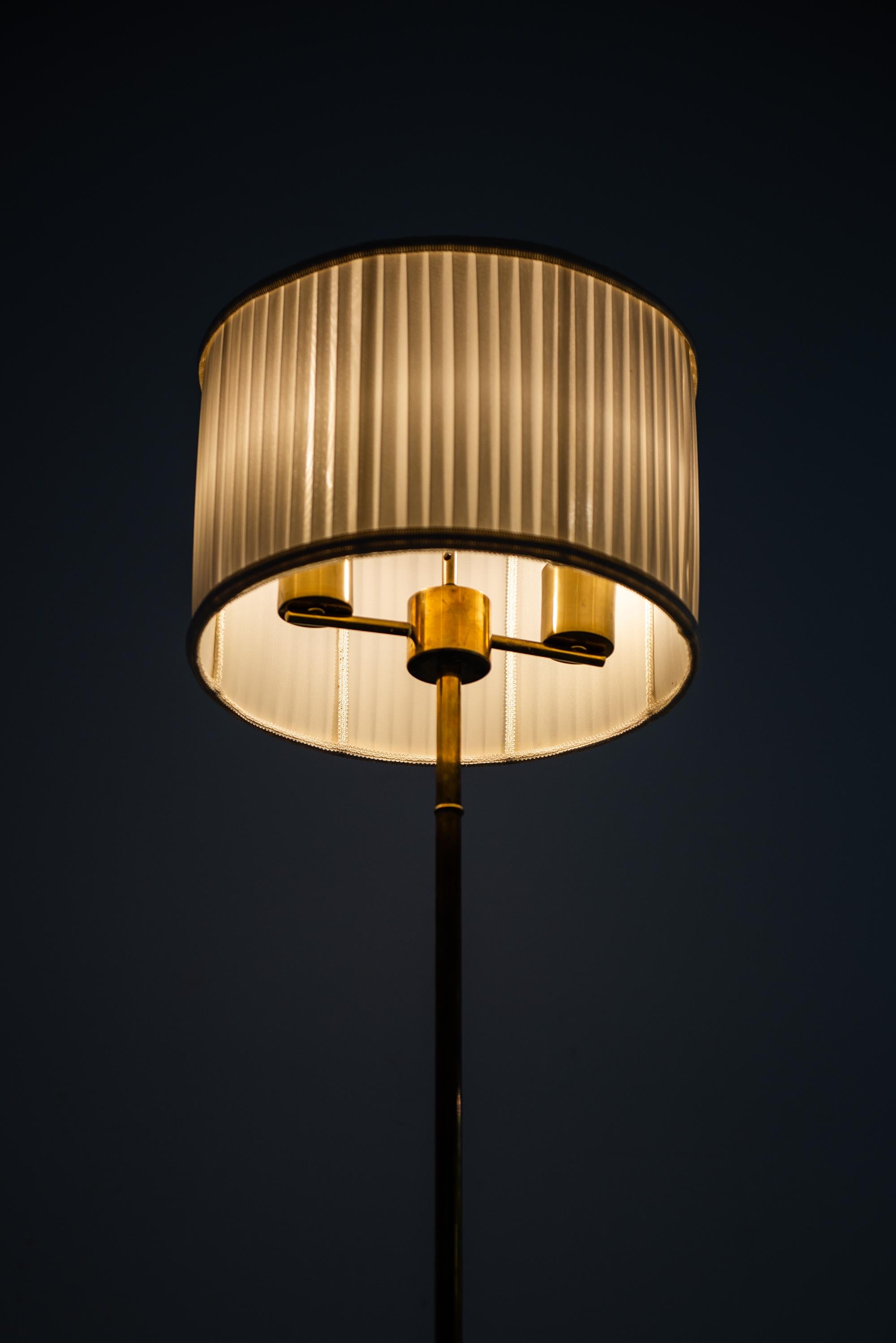 Floor Lamp in Brass Produced by Stilarmatur in Tranås, Sweden For Sale 2
