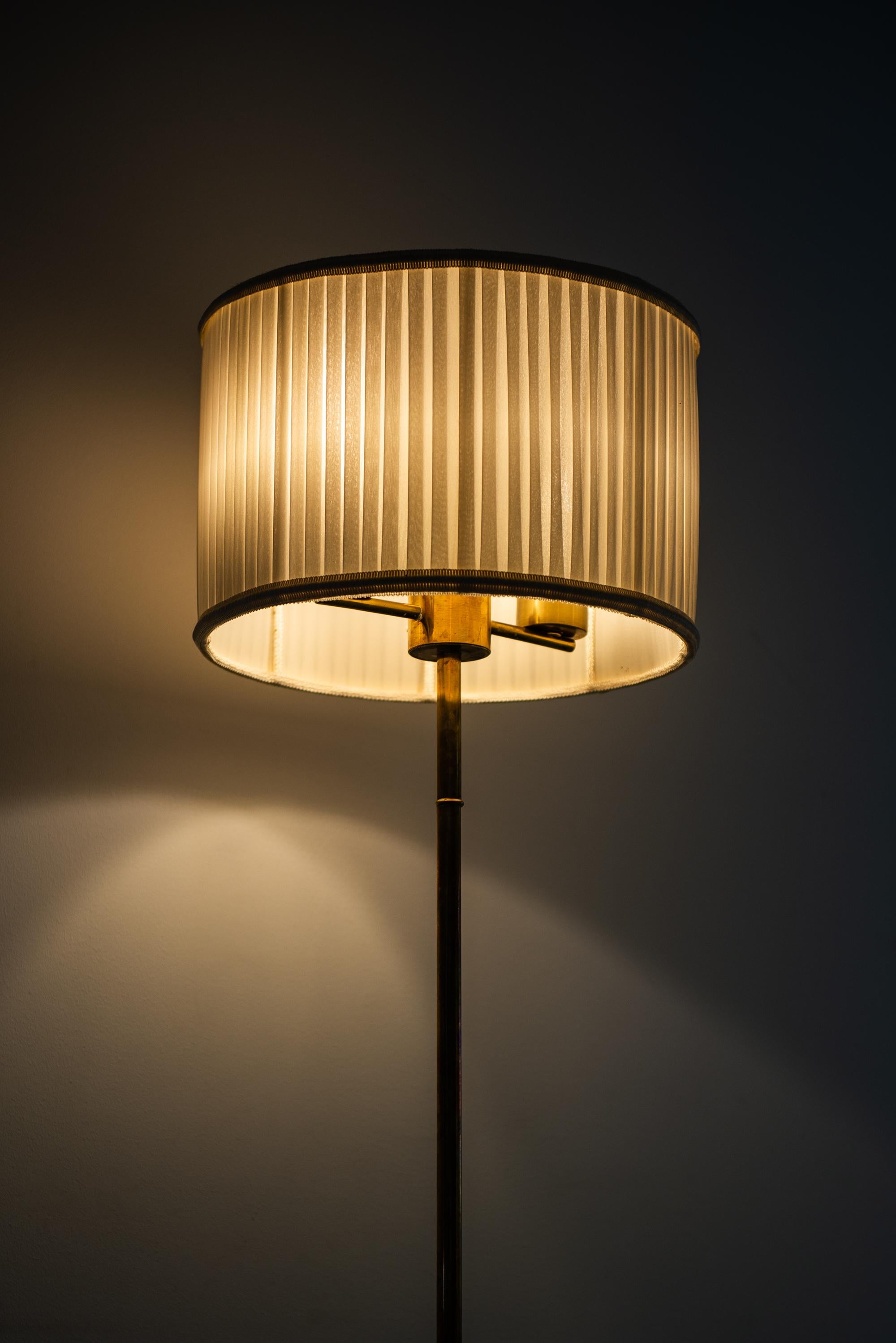 Floor Lamp in Brass Produced by Stilarmatur in Tranås, Sweden For Sale 3