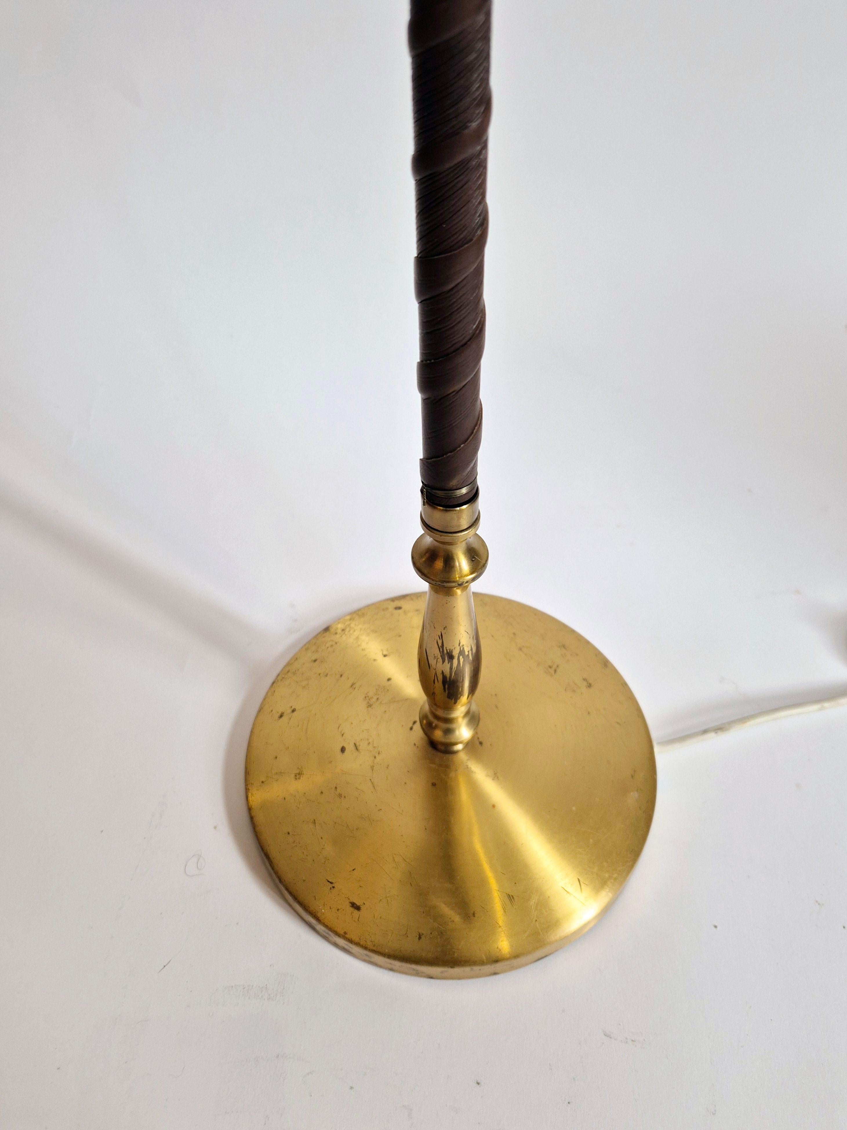 Lampada da terra in ottone con finiture in pelle marrone scuro, Swedish / Scandinavian Modern in vendita 3