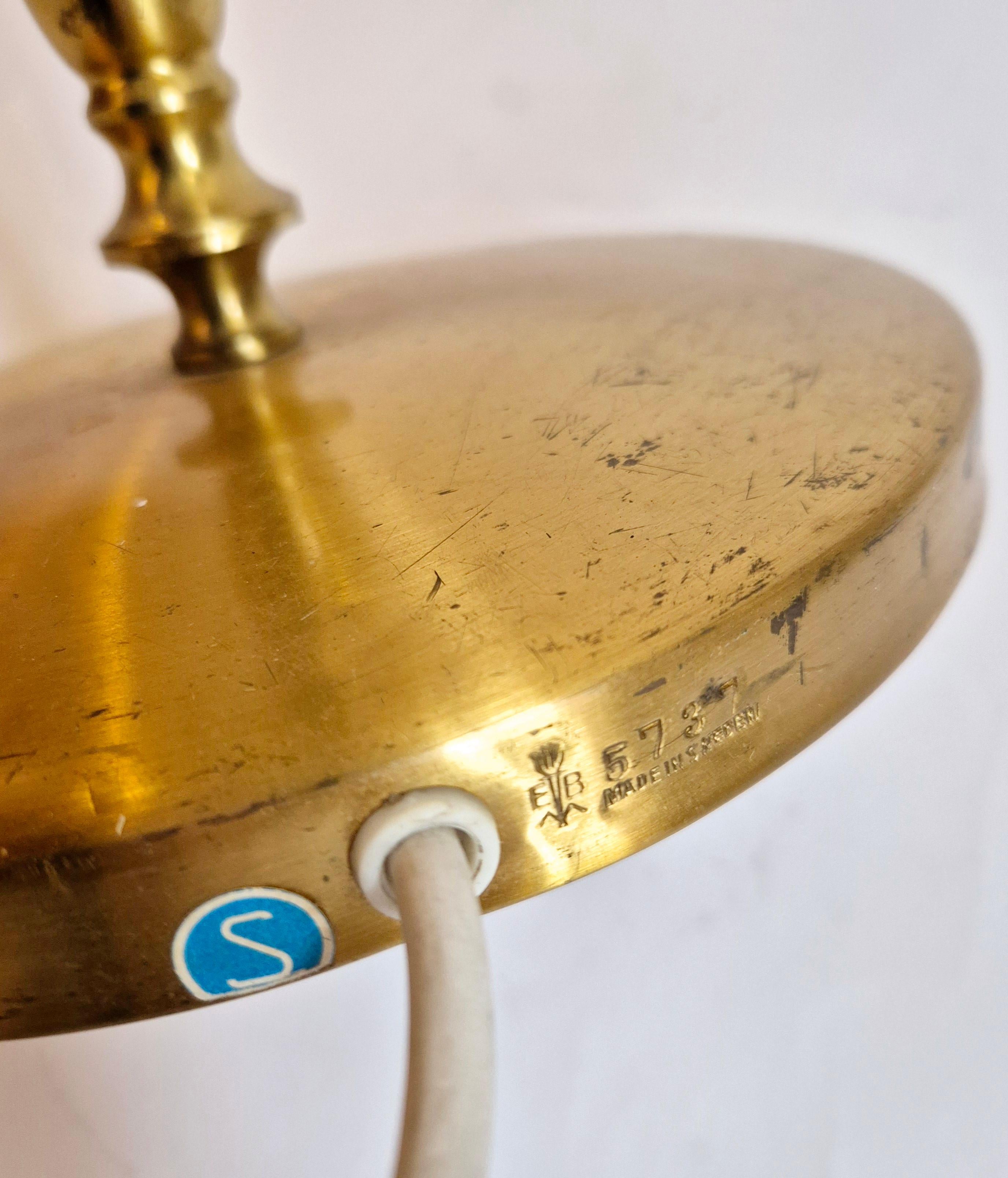 Lampada da terra in ottone con finiture in pelle marrone scuro, Swedish / Scandinavian Modern in vendita 5