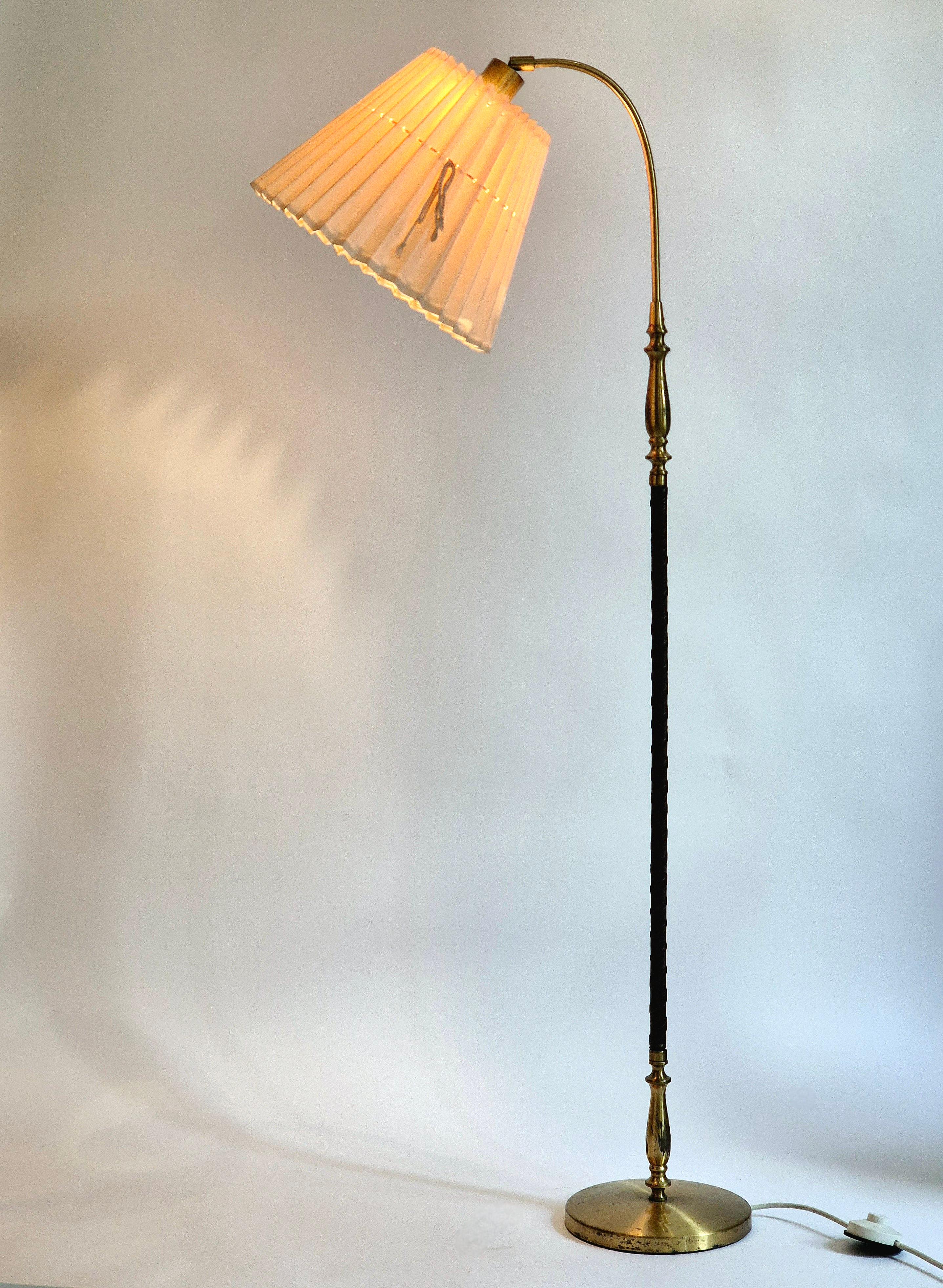 Lampada da terra in ottone con finiture in pelle marrone scuro, Swedish / Scandinavian Modern in vendita 6