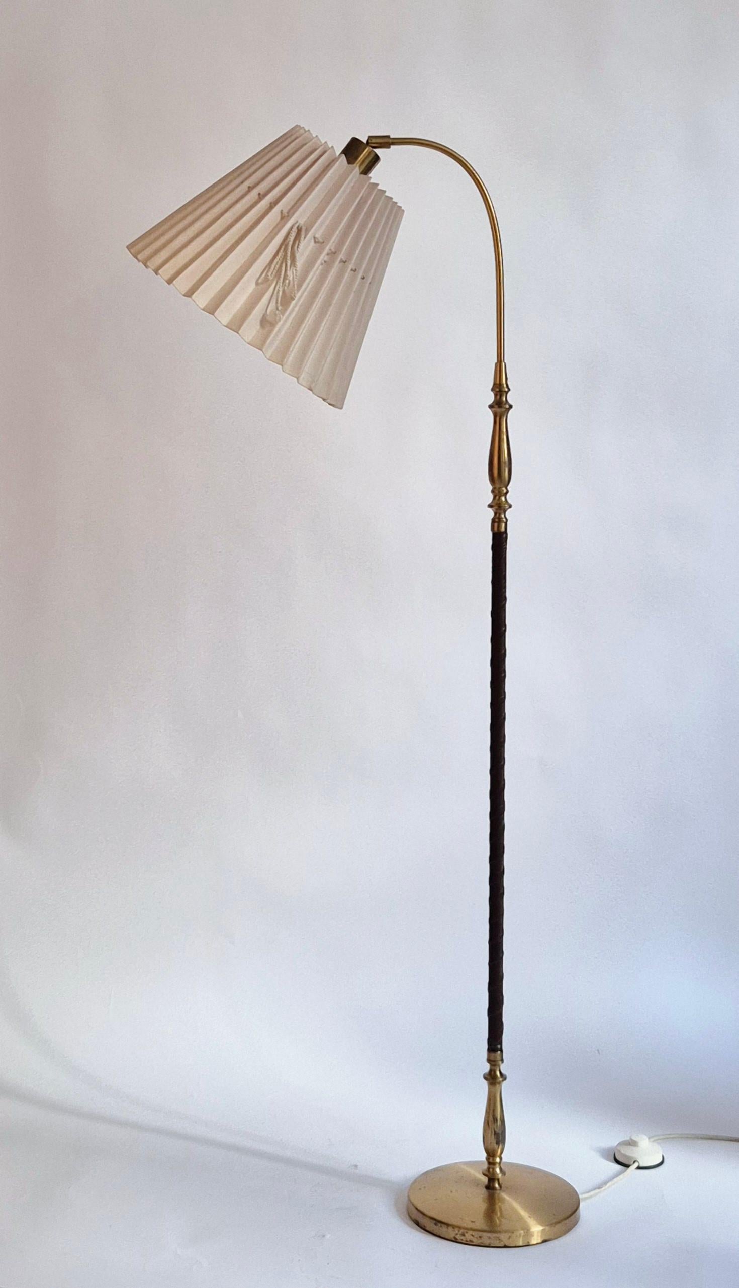 Scandinavo moderno Lampada da terra in ottone con finiture in pelle marrone scuro, Swedish / Scandinavian Modern in vendita