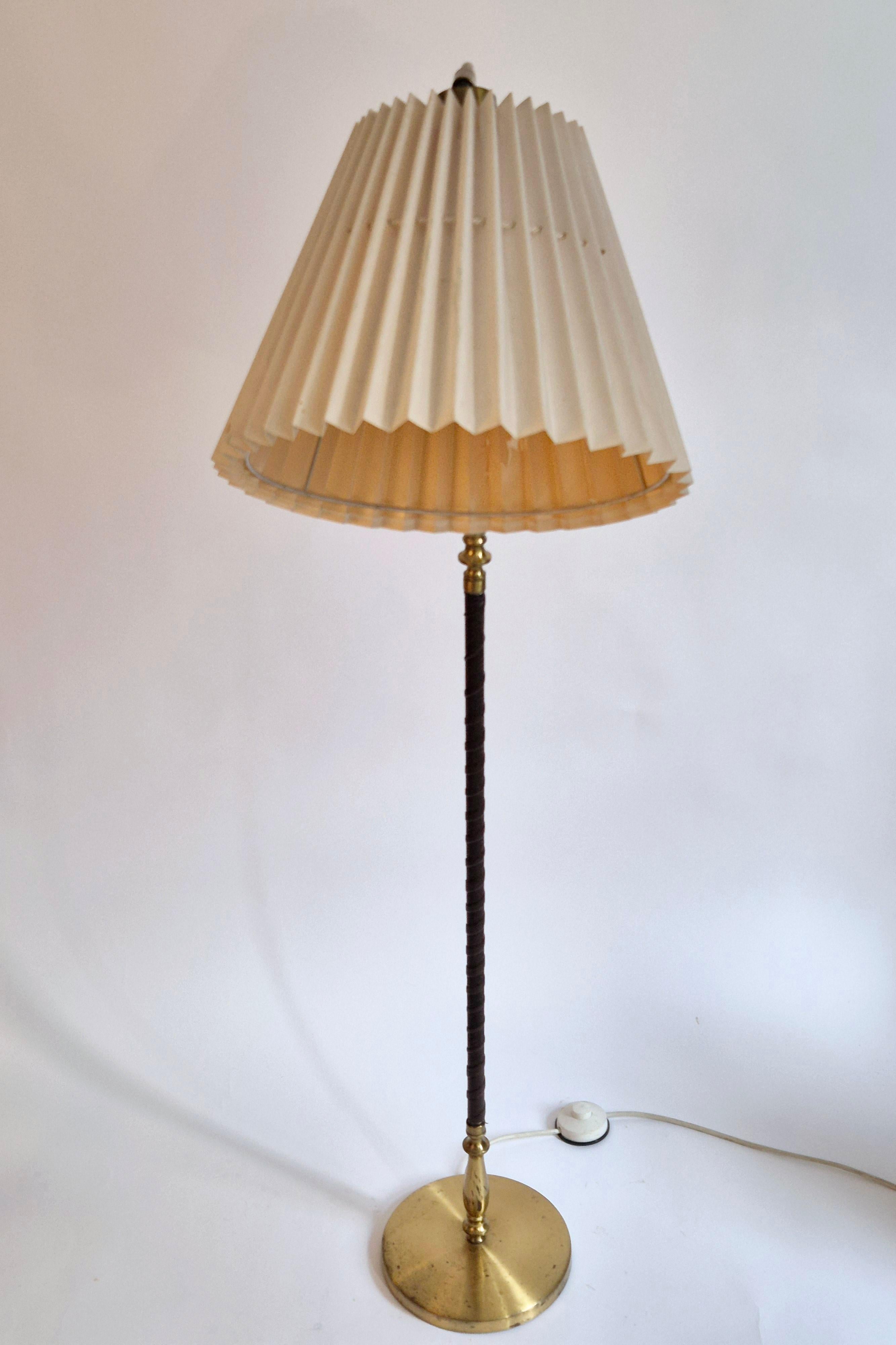 Svedese Lampada da terra in ottone con finiture in pelle marrone scuro, Swedish / Scandinavian Modern in vendita