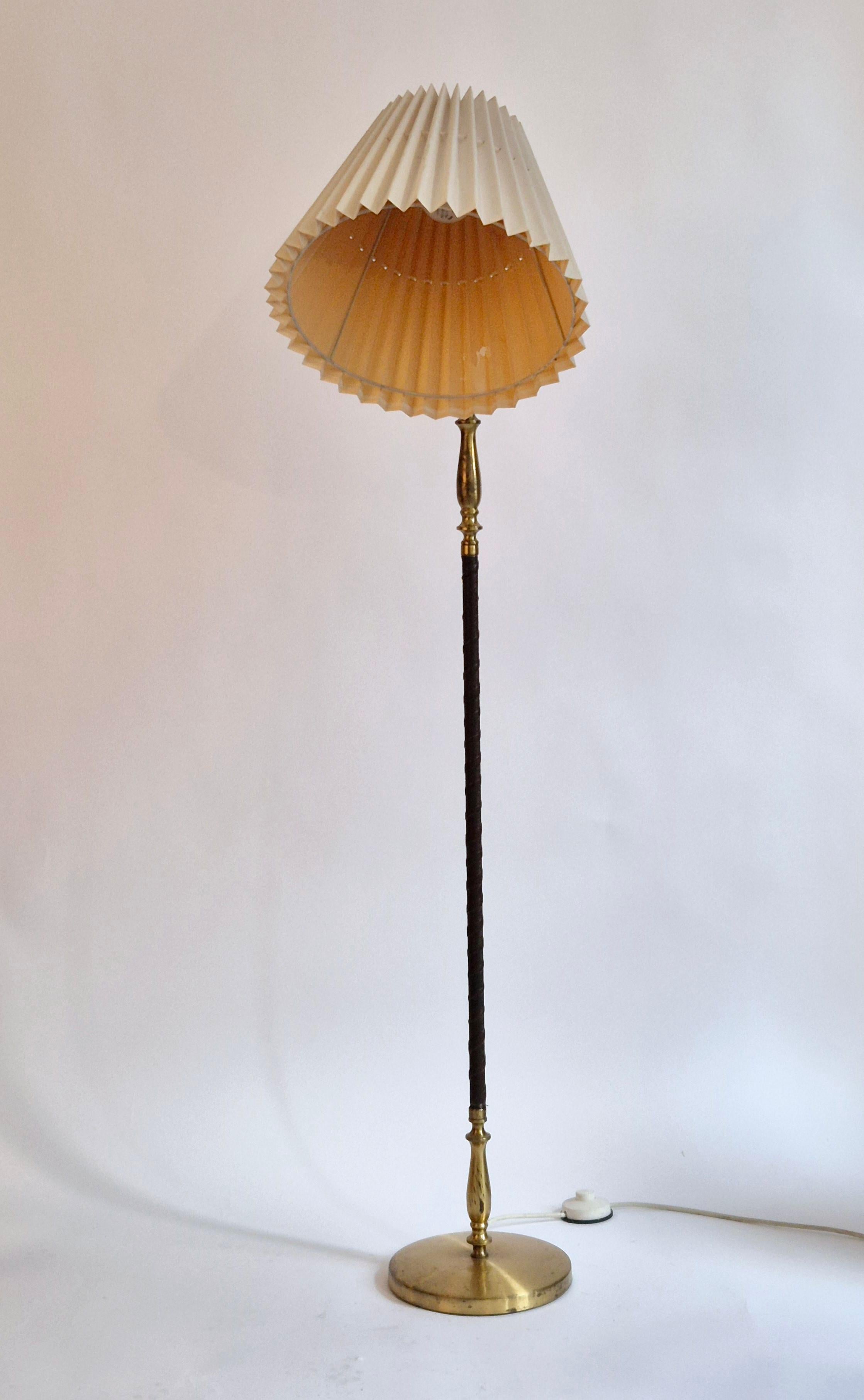 Lampada da terra in ottone con finiture in pelle marrone scuro, Swedish / Scandinavian Modern in vendita 1