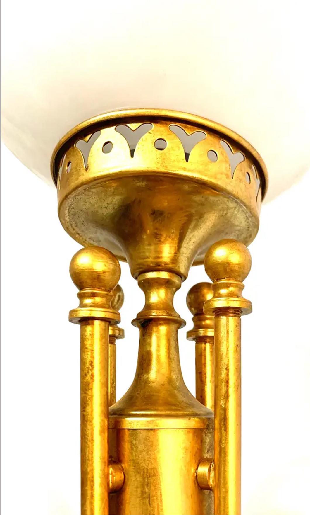 Spectaculaire lampadaire en métal doré et globes opalins blancs

 Très belle et avec un design très original et élégant.

 
