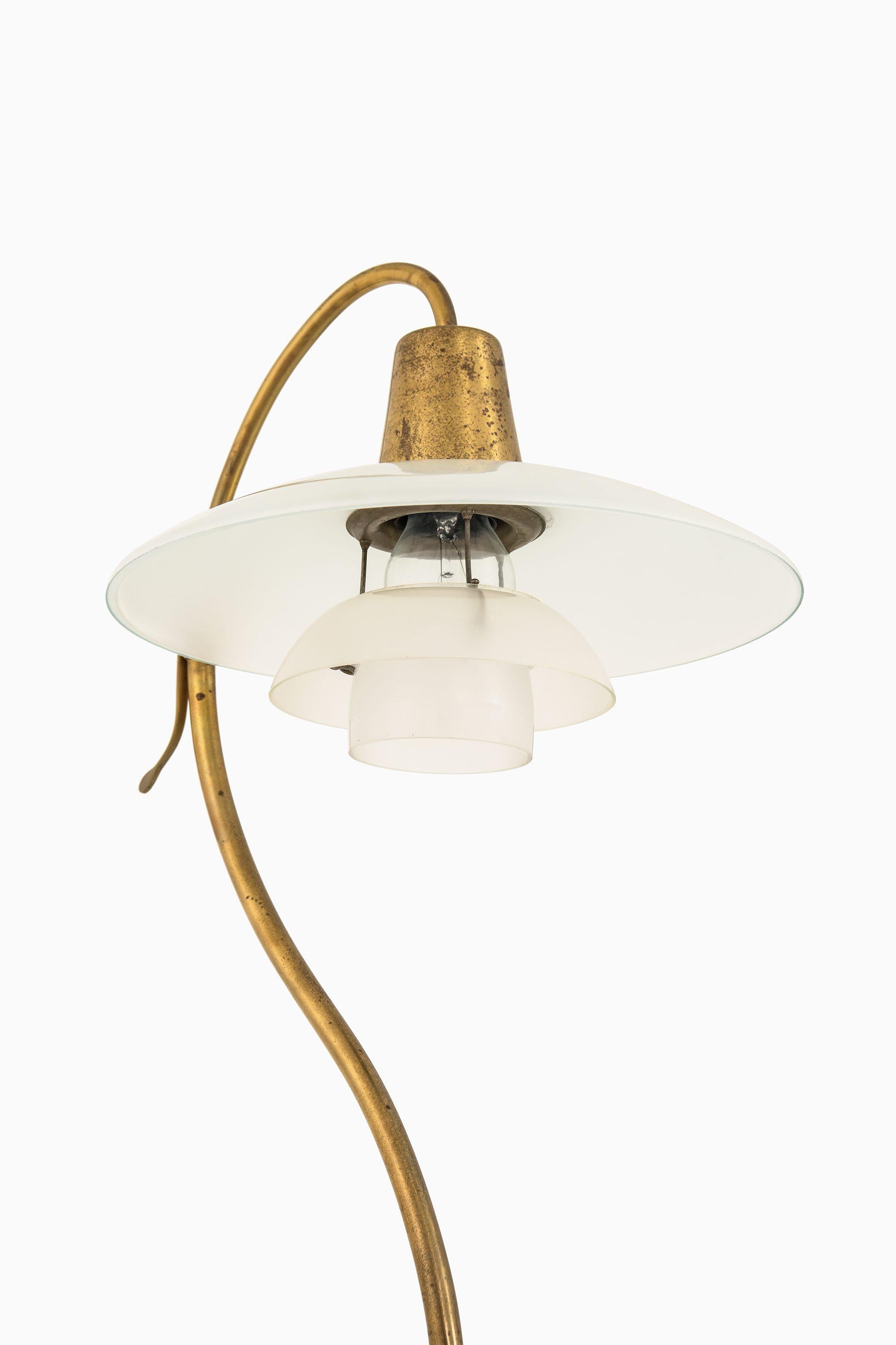 Lámpara de pie de latón patinado en bronce y pantallas de cristal de Poul Henningsen, años 40 siglo XX en venta