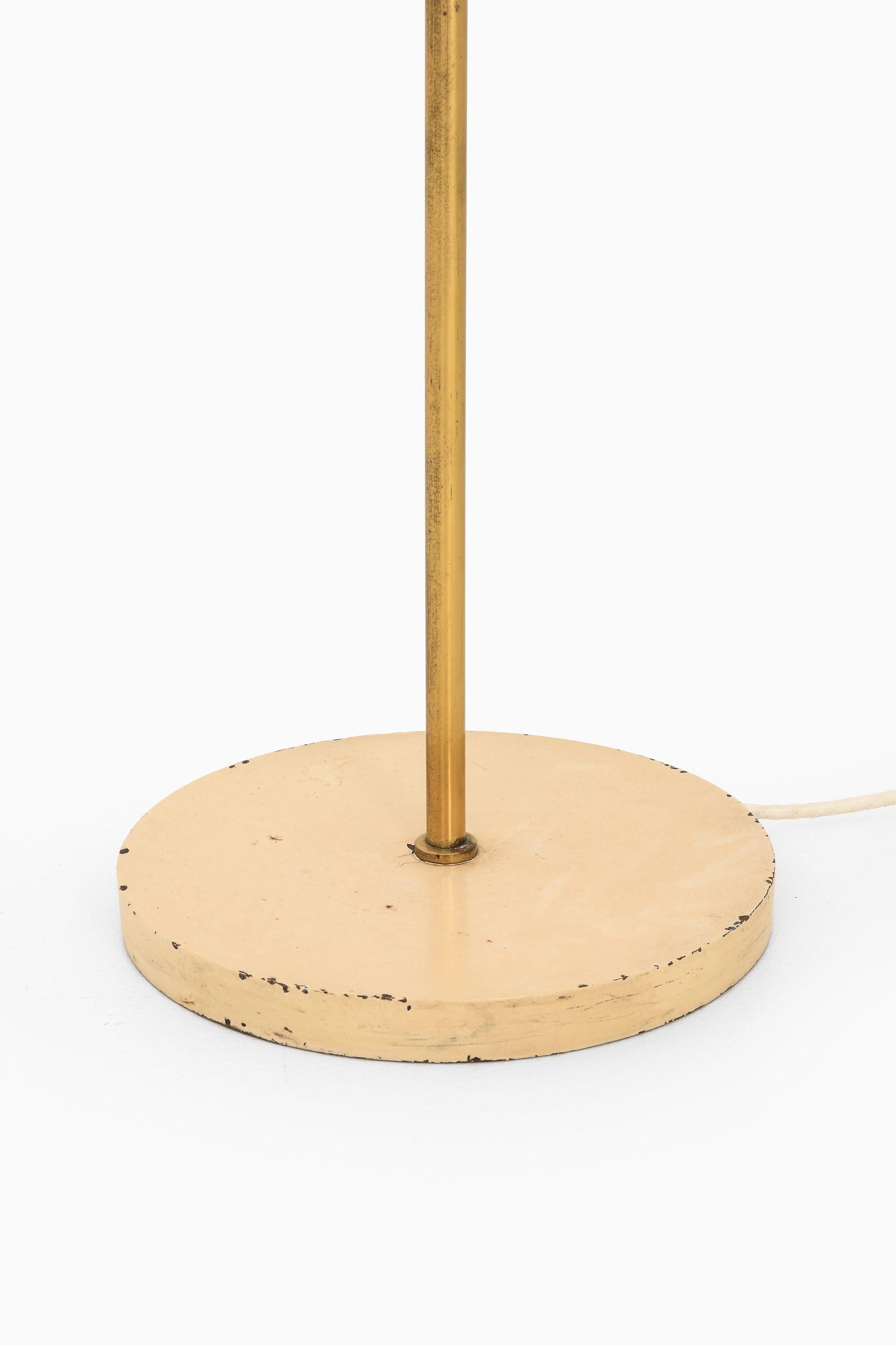Lámpara de pie de latón patinado en bronce y pantallas de cristal de Poul Henningsen, años 40 Latón en venta