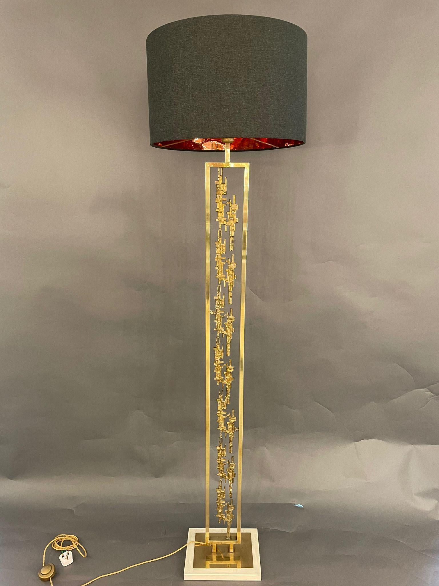 Italian Design Floor Lamp in brass and bronze decorations in the style of A. Brotto. The base is in Carrarra marble. Italy 1980s.