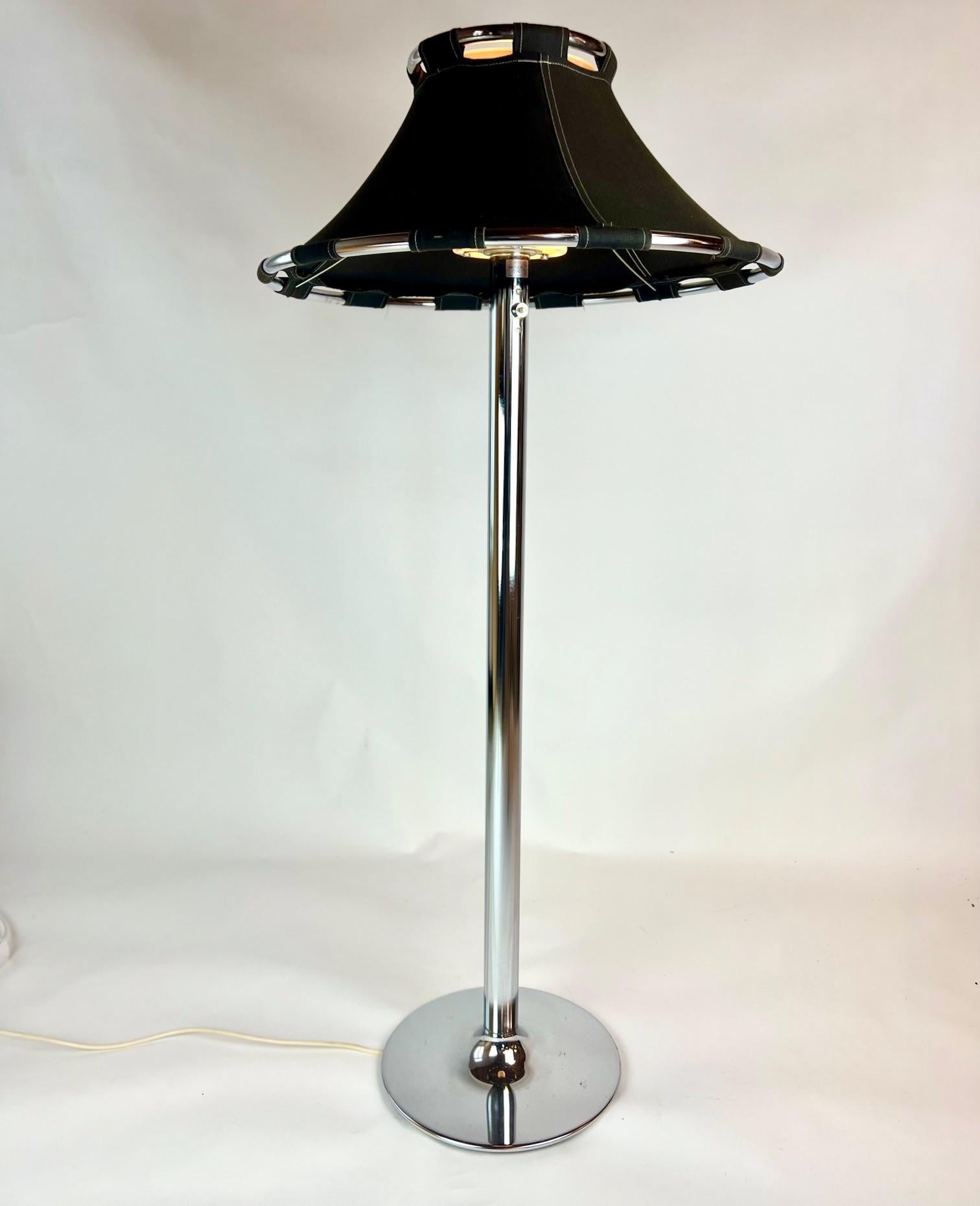 Lampadaire en chrome et tissu noir 