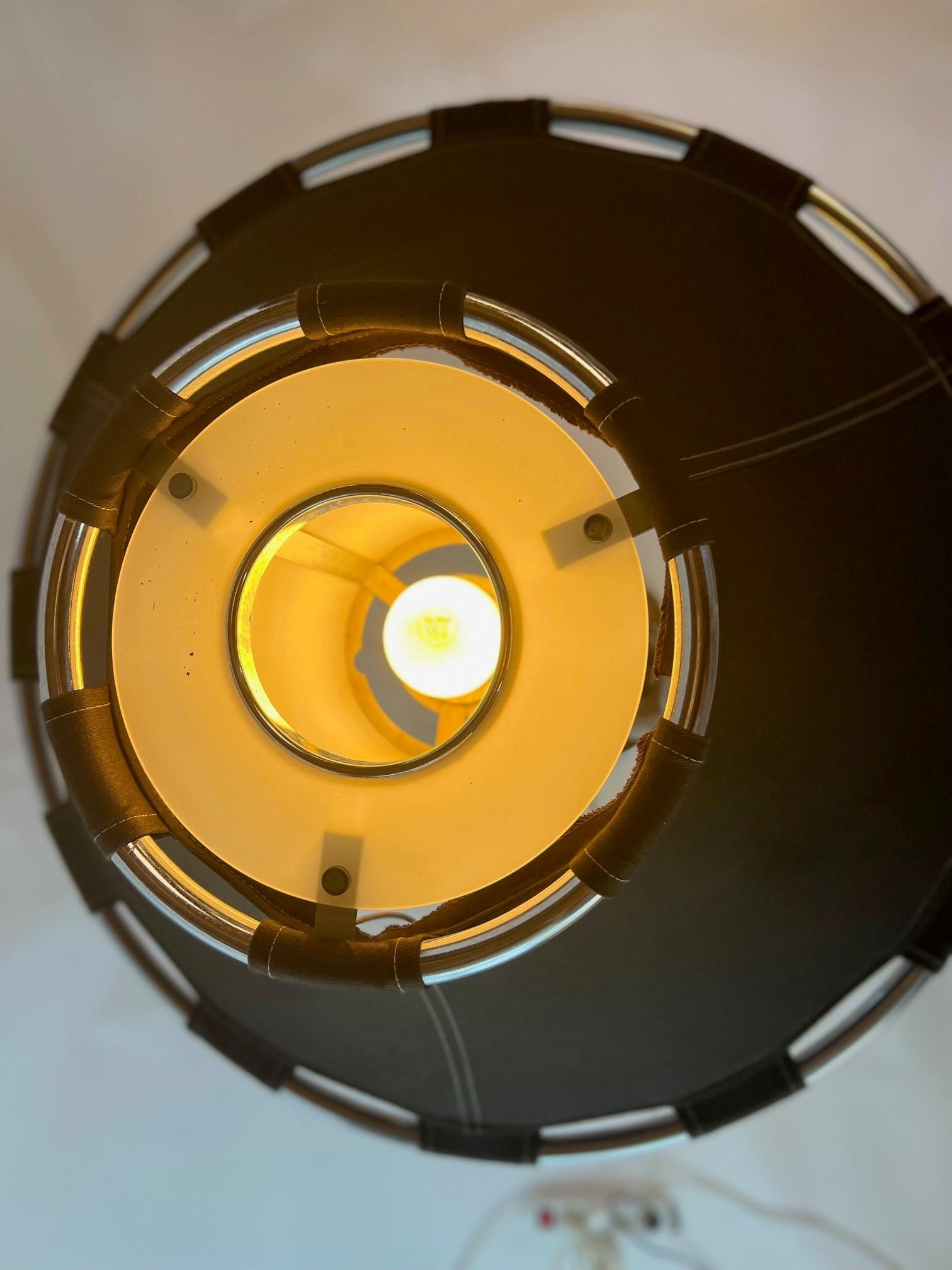 Lampada da terra in cromo e tessuto nero 