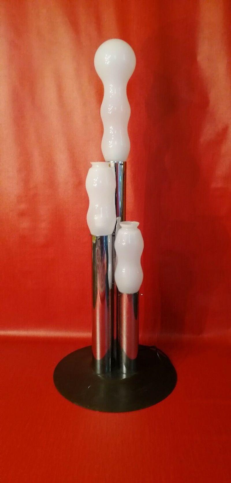 Original floor lamp from the 70s, made with a metal structure with a wide base and three mouth-blown opaline glass diffusers of different sizes and shapes

Exact measures on request

In very good condition, as shown in the photos, in perfect