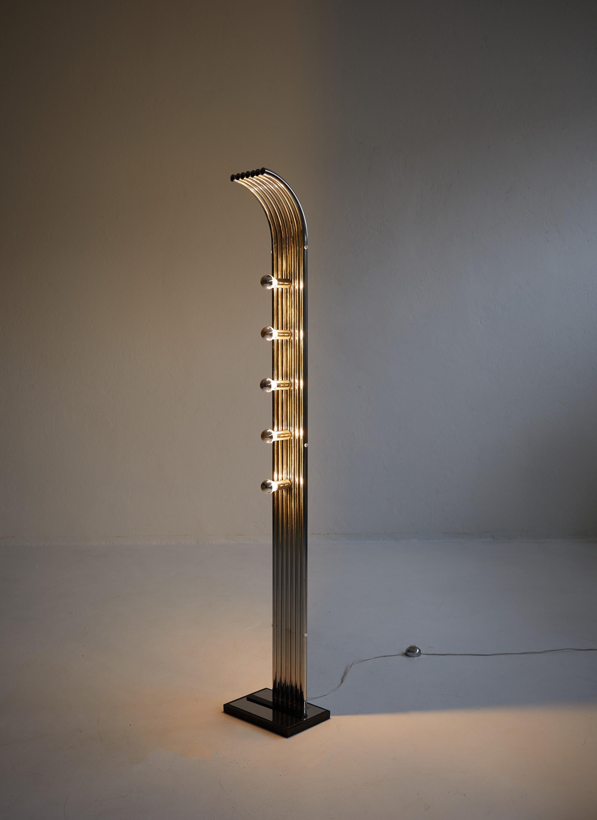 Floor lamp in chromed metal by Geoffredo Reggiani, Italy 1970.

This exquisite piece exemplifies Goffredo Reggiani's artistic prowess during the era, with its sleek and contemporary design. The lamp's chromed metal tubes elegantly converge to form a