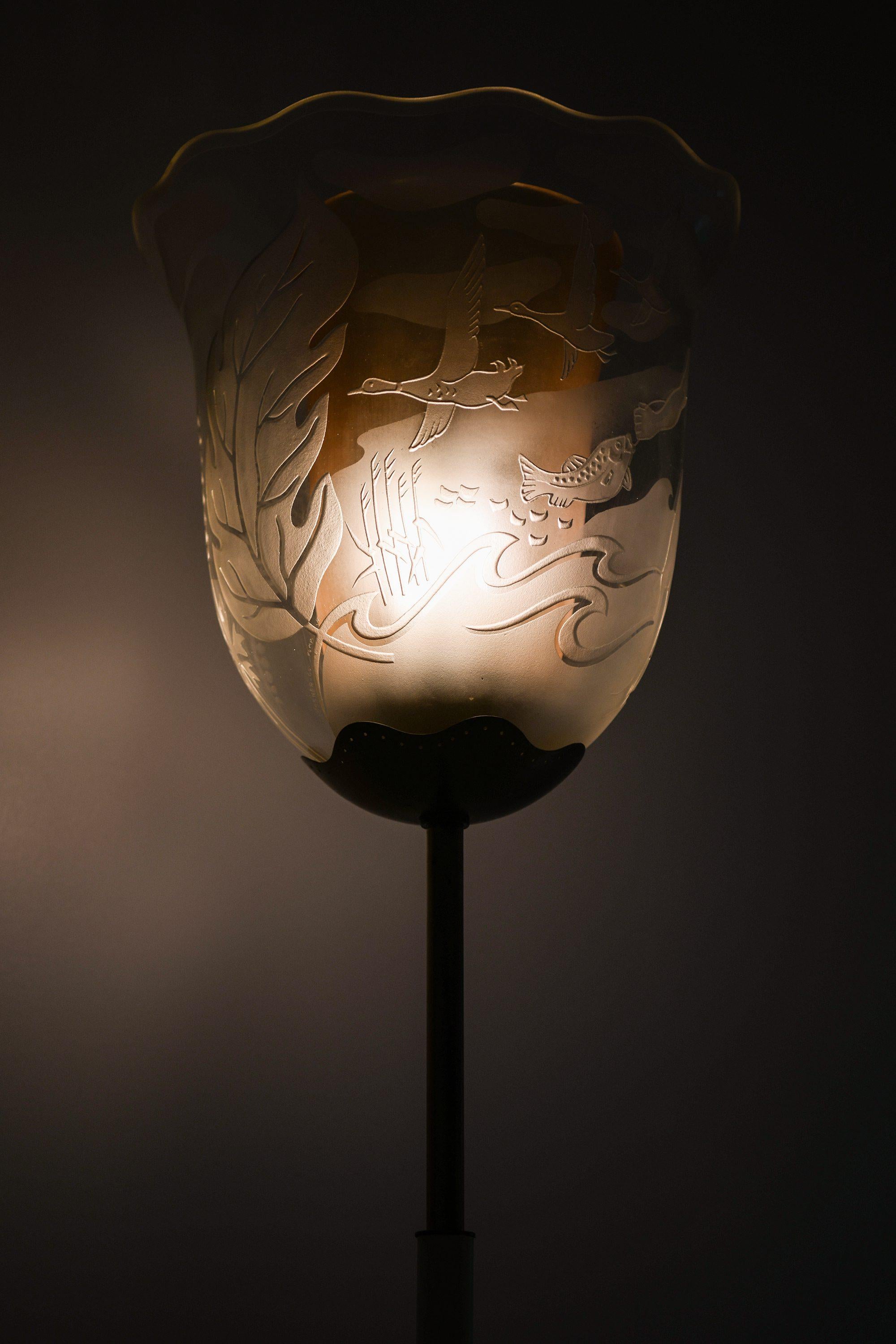 Lampadaire à double abat-jour en verre et laiton par Bo Notini, années 1940 en vente 5