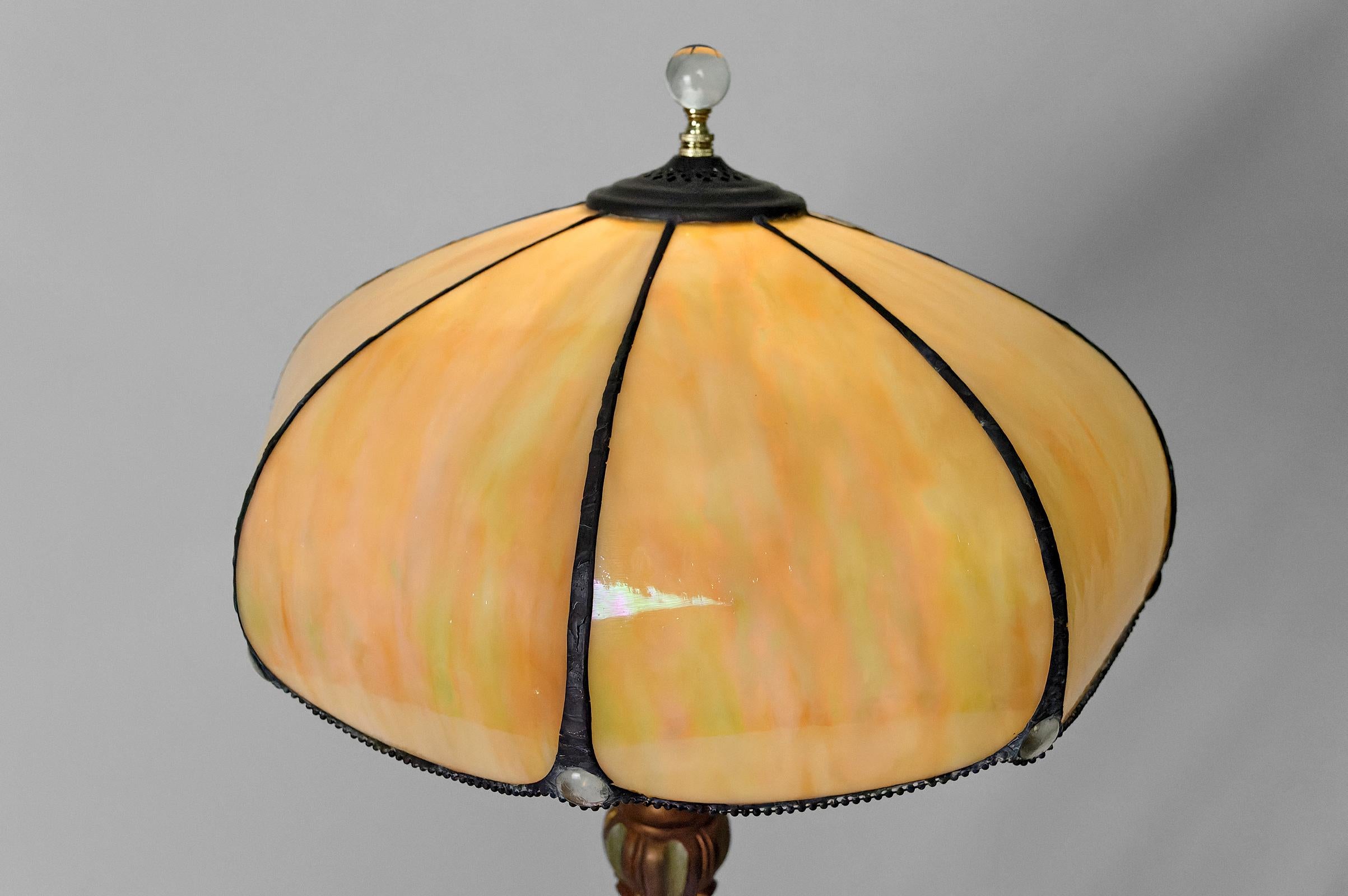 Lampadaire en bois sculpté doré et abat-jour en verre nacré, Art Deco, années 1920. en vente 2
